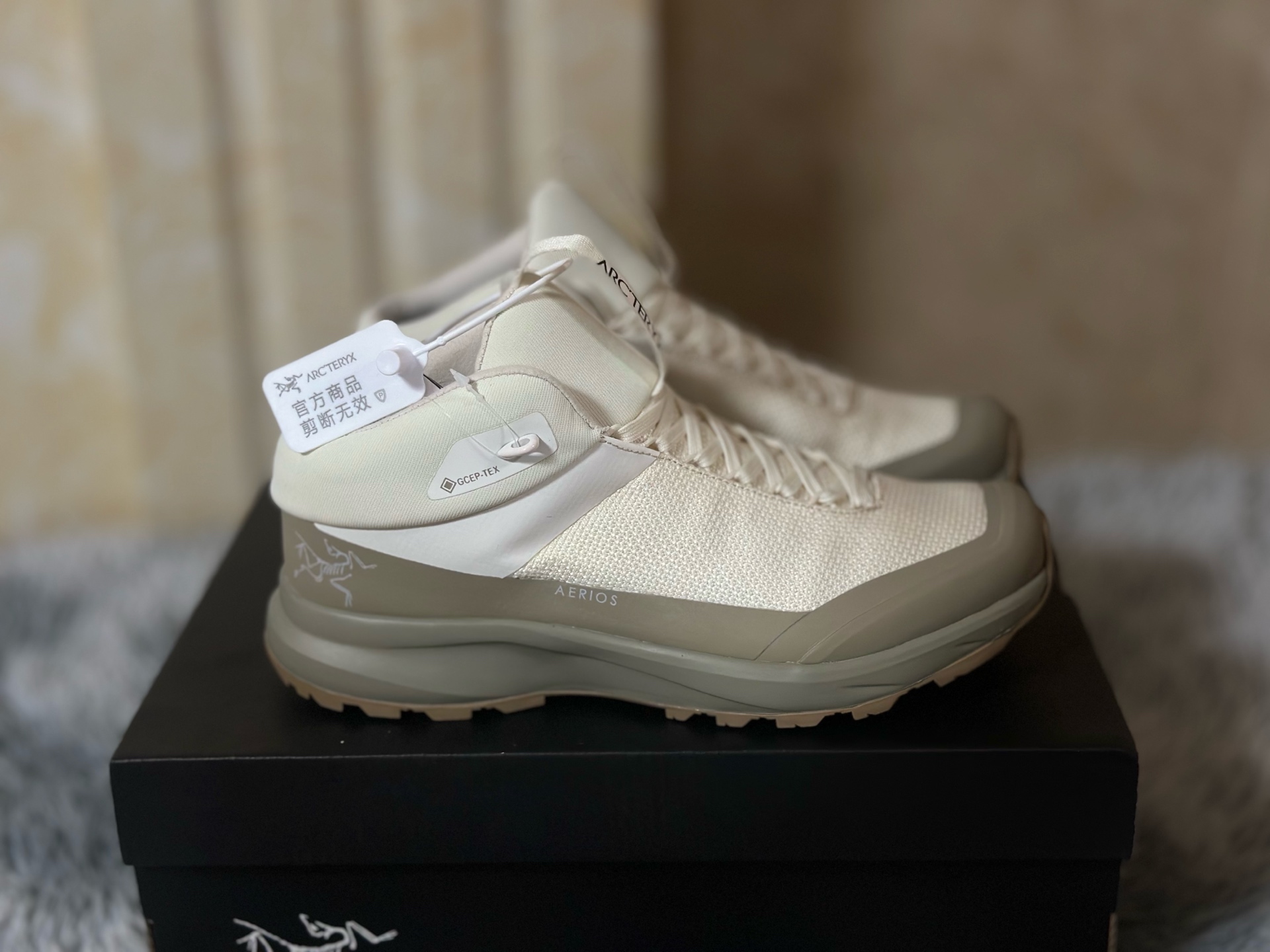 NO:270609,Archaeoptera Konseal FL Cesium oxide China 1. The upper is made of GRO-TEXT waterproof material, waterproof IPX6 2. Heel with Zhejiang Lark embroidery, Konseal FL letters Italy imported machine laser 3. Imported foamed high-density insole, EVA cushioned midsole 4. Vibram wear-resistant serrated TPU outsole Size 39 40 41 42 43 44 45,arc'teryx19860909始祖鸟 Konseal FL 氧化铯中邦 1. 鞋面采用GRO-TEXT防水材质,防水级别IPX6 2. 侧后跟浙江百灵鸟刺绣,Konseal FL 字母 意大利进口机器激光 3. 进口发泡高密度鞋垫,EVA缓震中底 4.Vibram耐磨锯齿TPU大底 尺码39 40 41 42 43 44 45,arc'teryx,Men's shoes