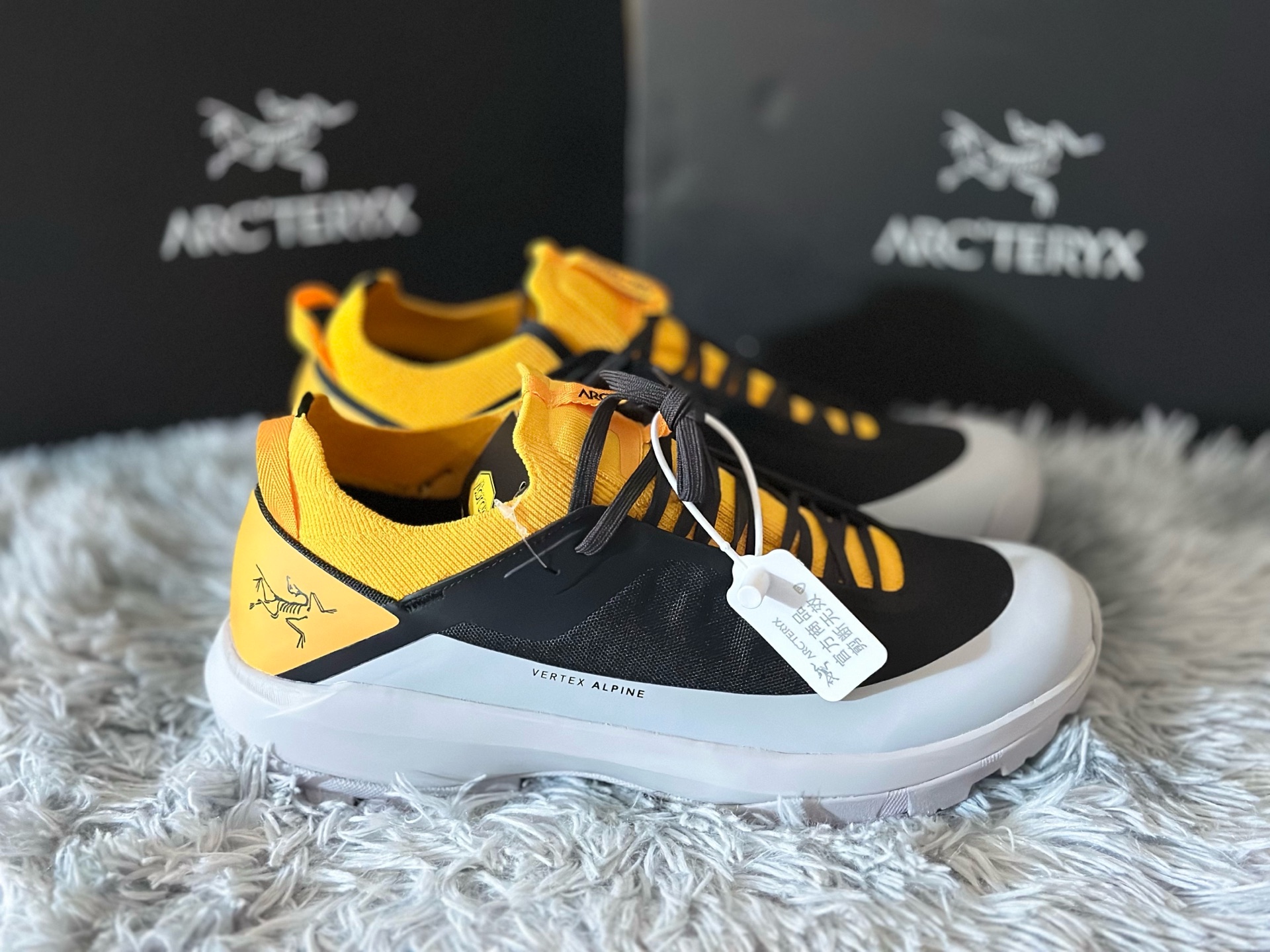 NO:352362,Spot Archaeoptera Vertex Alpine Black, White and Yellow Made of ultra-lightweight seventy-character nylon, it has excellent wear resistance and tear resistance. Its waterproof and breathable coating allows you to stay dry and comfortable during climbing and mountain activities, and is an ideal equipment for the ultimate. Size 37-45,,loro pianaarc'teryx19860909现货 始祖鸟 Vertex Alpine 黑白黄 采用超轻量七十字尼龙材质,具备出色的耐磨性与抗撕裂性能.其防水透气涂层让您在攀登和高山活动中保持干爽舒适,是追求极限的理想装备. 尺码37-45,,loro pianaarc'teryx,Men's shoes