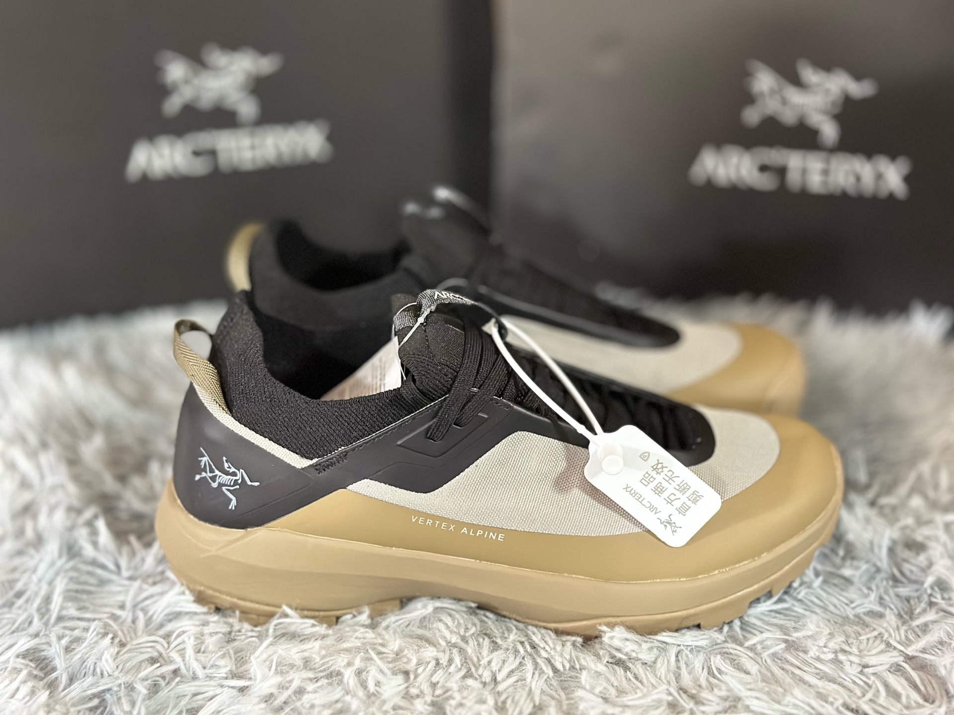 NO:352387,Spot The Vertex Alpine is made of ultra-lightweight seventy-digit nylon material, with excellent wear resistance and tear resistance. Its waterproof and breathable coating allows you to stay dry and comfortable during climbing and mountain activities, making it an ideal equipment for the ultimate. Size 39-44,,loro pianaarc'teryx19860909现货 始祖鸟 Vertex Alpine  采用超轻量七十字尼龙材质,具备出色的耐磨性与抗撕裂性能.其防水透气涂层让您在攀登和高山活动中保持干爽舒适,是追求极限的理想装备. 尺码39-44,,loro pianaarc'teryx,Men's shoes