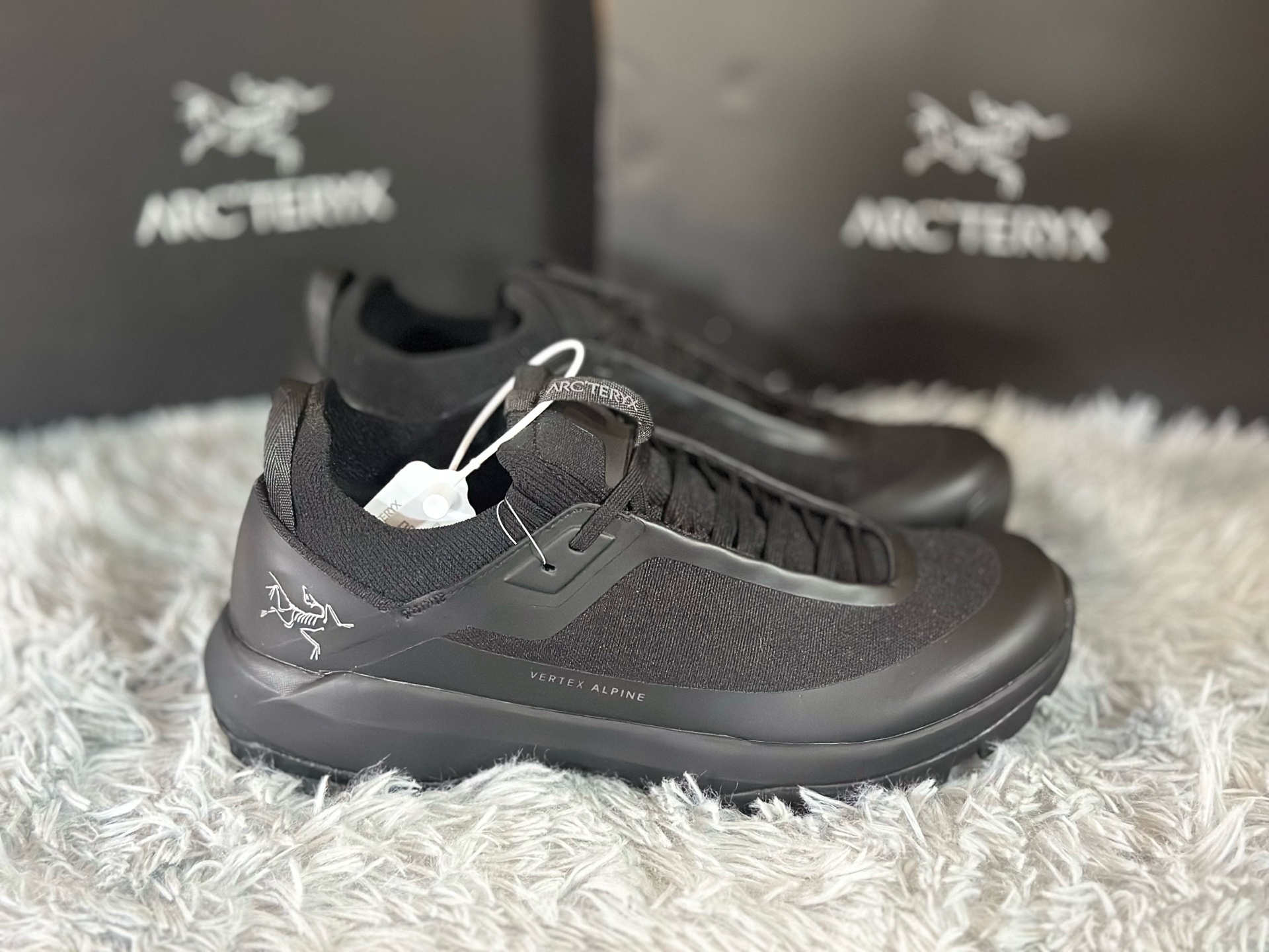 NO:352329,Spot Archaeoptera Vertex Alpine Black is made of ultra-lightweight seventy-character nylon material, with excellent wear resistance and tear resistance. Its waterproof and breathable coating allows you to stay dry and comfortable during climbing and mountain activities, making it an ideal equipment for the ultimate. Size 38-45, loro pianaarc'teryx19860909现货 始祖鸟 Vertex Alpine 黑色 采用超轻量七十字尼龙材质,具备出色的耐磨性与抗撕裂性能.其防水透气涂层让您在攀登和高山活动中保持干爽舒适,是追求极限的理想装备. 尺码38-45,,loro pianaarc'teryx,Men's shoes
