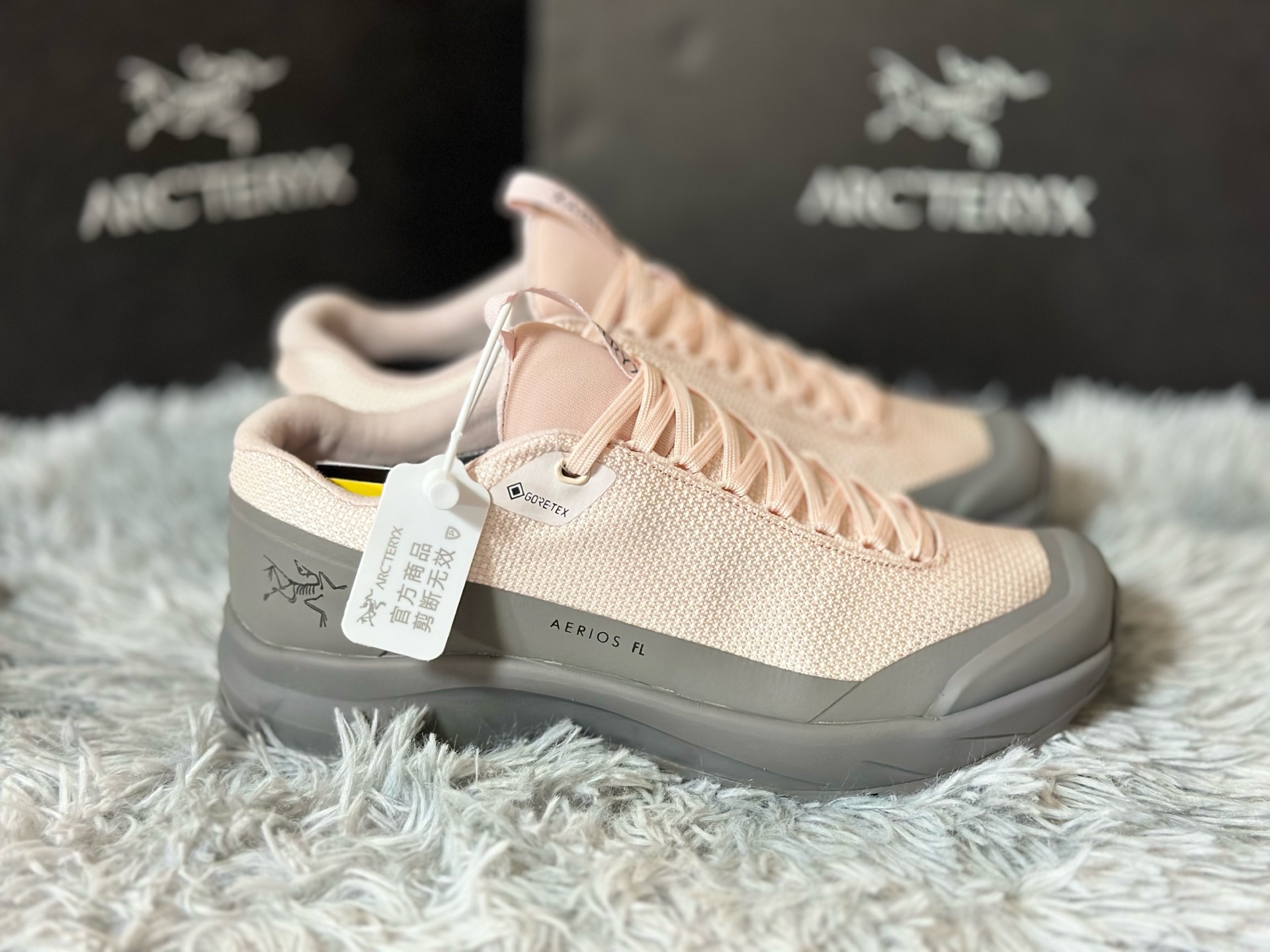 NO:272439,The AERIOS series combines lightweight design and excellent performance, and is specially designed for hiking on multiple terrain. It uses GORE-TEX waterproof and breathable film to ensure dryness and comfort in the shoes; the Vibram Megagrip outsole provides excellent grip; the EVA midsole and TPU support frame combine cushioning and stability. The upper is made of wear-resistant and breathable materials, which fits ergonomic design to reduce fatigue on long-distance hiking. At the same time, the toe reinforcement protection design effectively prevents external impact. The AERIOS series helps explore the ultimate outdoor environment and meets risk-taking needs with its all-terrain adaptability and durability. Size 36-39,arc'teryx19860909始祖鸟 AERIOS 系列融合轻量化设计与卓越性能,专为多地形徒步打造.其采用 GORE-TEX 防水透气薄膜,确保鞋内干爽舒适；Vibram Megagrip 外底提供极佳抓地力；EVA 中底与 TPU 支撑架兼顾缓震与稳定性.鞋面由耐磨透气材料制成,贴合人体工学设计,减少长途徒步疲劳感.同时,鞋头加固保护设计有效防止外部冲击.AERIOS 系列凭借其全地形适应性和持久耐用性,助力探索极限户外环境,满足冒险需求. 尺码36-39,arc'teryx,Men's shoes