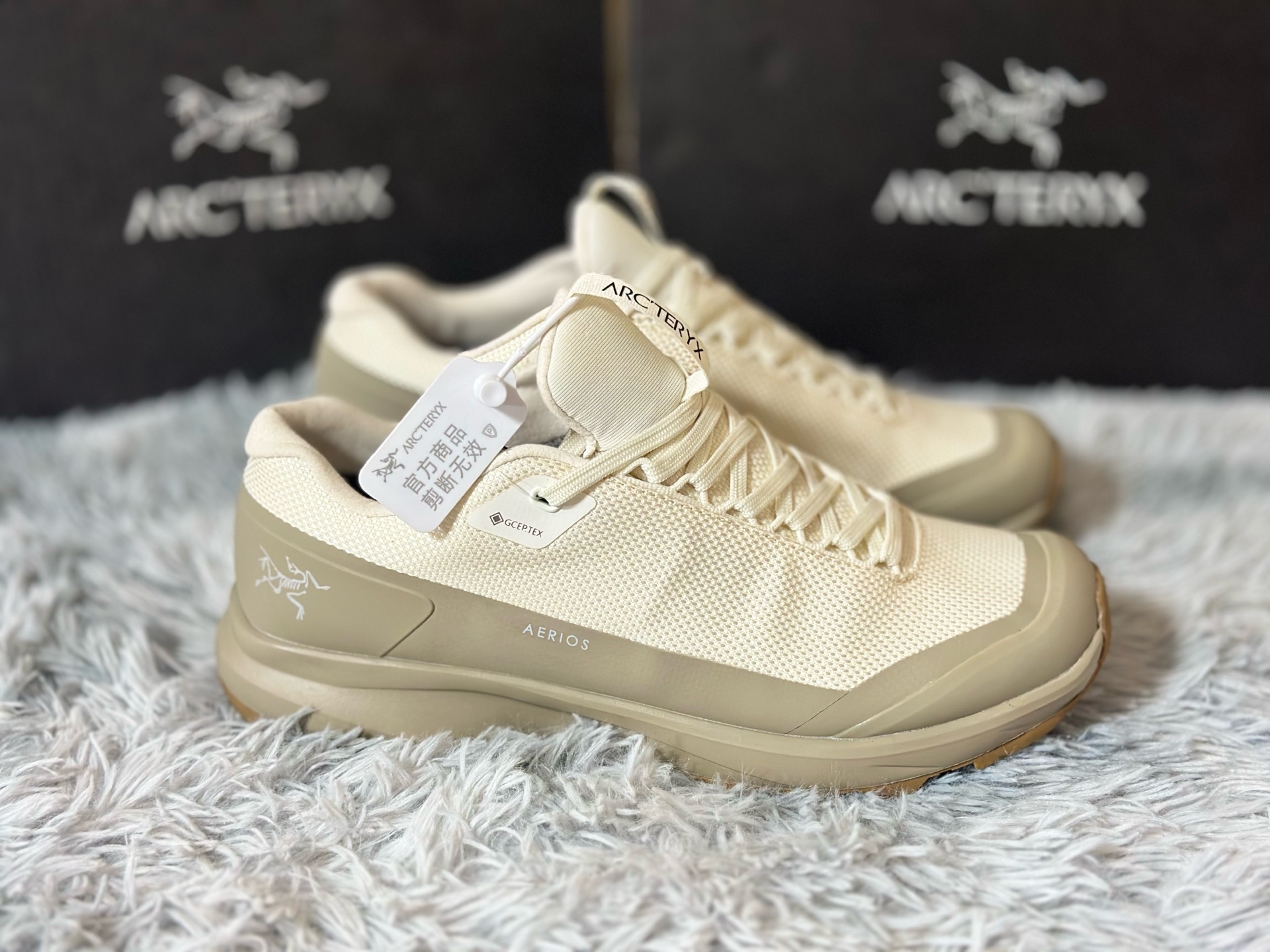 NO:272442,The AERIOS series combines lightweight design and excellent performance, and is specially designed for hiking on multiple terrain. It uses GORE-TEX waterproof and breathable film to ensure dryness and comfort in the shoes; the Vibram Megagrip outsole provides excellent grip; the EVA midsole and TPU support frame combine cushioning and stability. The upper is made of wear-resistant and breathable materials, which fits ergonomic design to reduce fatigue on long-distance hiking. At the same time, the toe reinforcement protection design effectively prevents external impact. The AERIOS series helps explore the ultimate outdoor environment and meets risk-taking needs with its all-terrain adaptability and durability. Size 36-45,arc'teryx19860909始祖鸟 AERIOS 系列融合轻量化设计与卓越性能,专为多地形徒步打造.其采用 GORE-TEX 防水透气薄膜,确保鞋内干爽舒适；Vibram Megagrip 外底提供极佳抓地力；EVA 中底与 TPU 支撑架兼顾缓震与稳定性.鞋面由耐磨透气材料制成,贴合人体工学设计,减少长途徒步疲劳感.同时,鞋头加固保护设计有效防止外部冲击.AERIOS 系列凭借其全地形适应性和持久耐用性,助力探索极限户外环境,满足冒险需求. 尺码36-45,arc'teryx,Men's shoes