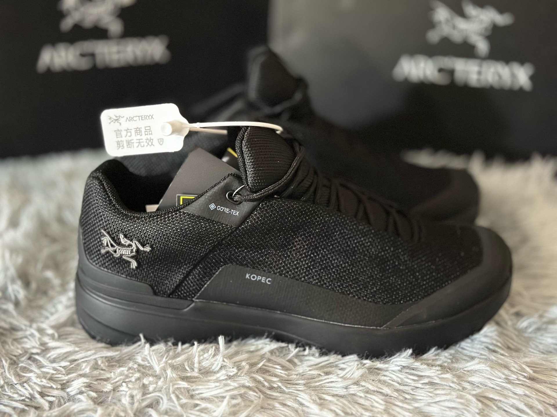 NO:272436,Archaeoptera Kopec shoes are innovatively designed for lightweight hiking and multi-terrain exploration. The upper is made of durable and breathable high-performance materials, combined with water-resistant coating to adapt to changing weather. Vibram rubber outsole provides excellent grip and wear resistance, and the EVA midsole ensures comfort and shock absorption for long-term walking. The design that fits the foot shape improves stability and support, making it an ideal outdoor shoe that balances performance and comfort. Size 39-45, arc'teryx19860909始祖鸟Kopec鞋采用创新设计,专为轻量徒步和多地形探索打造.鞋面由耐用透气的高性能材料制成,结合防泼水涂层,适应多变天气.Vibram橡胶大底提供卓越抓地力与耐磨性,EVA中底确保长时间行走的舒适性与减震效果.贴合脚型的设计提升稳定性与支撑力,是平衡性能与舒适度的理想户外鞋款. 尺码39-45,arc'teryx,Men's shoes