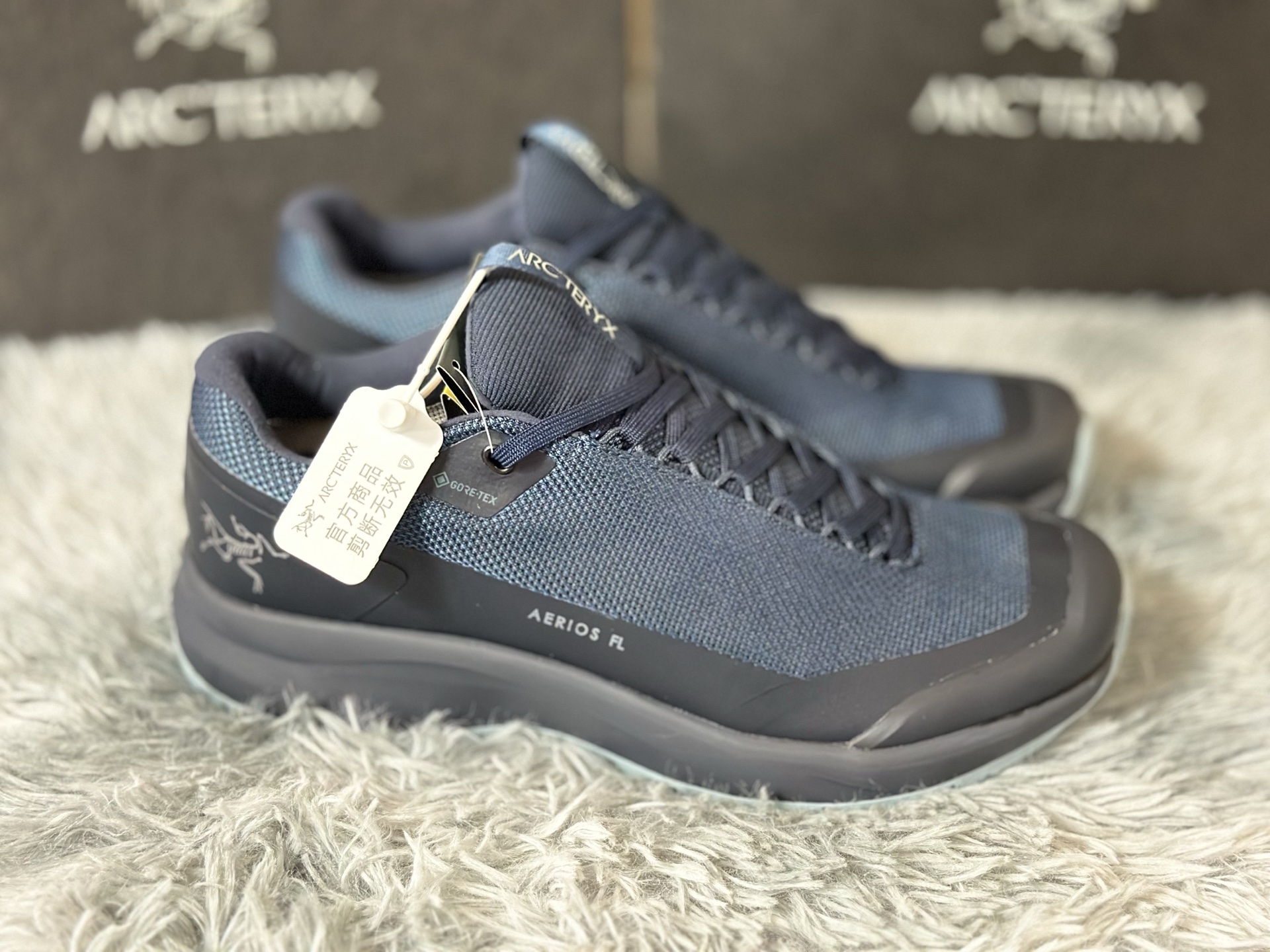 NO:272445,Spot New Colors Archaeoptera Bird AERIOS FL is designed for climbers, with lightweight engineering to ensure comfort and support during fast climbing. The upper is made of breathable and wear-resistant materials to effectively remove moisture and keep it dry. The Vibram Megagrip outsole provides excellent grip, allowing you to move forward confidently whether it is slippery or loose ground. Size 39-45,arc'teryx19860909现货 新配色 始祖鸟 AERIOS FL 专为攀登者设计,采用轻量化工程,确保快速攀登时的舒适与支持.鞋面采用透气耐磨材料,有效排湿,保持干爽.Vibram Megagrip 外底提供卓越抓地力,无论湿滑岩面还是松散地面,都能自信前行. 尺码39-45,arc'teryx,Men's shoes