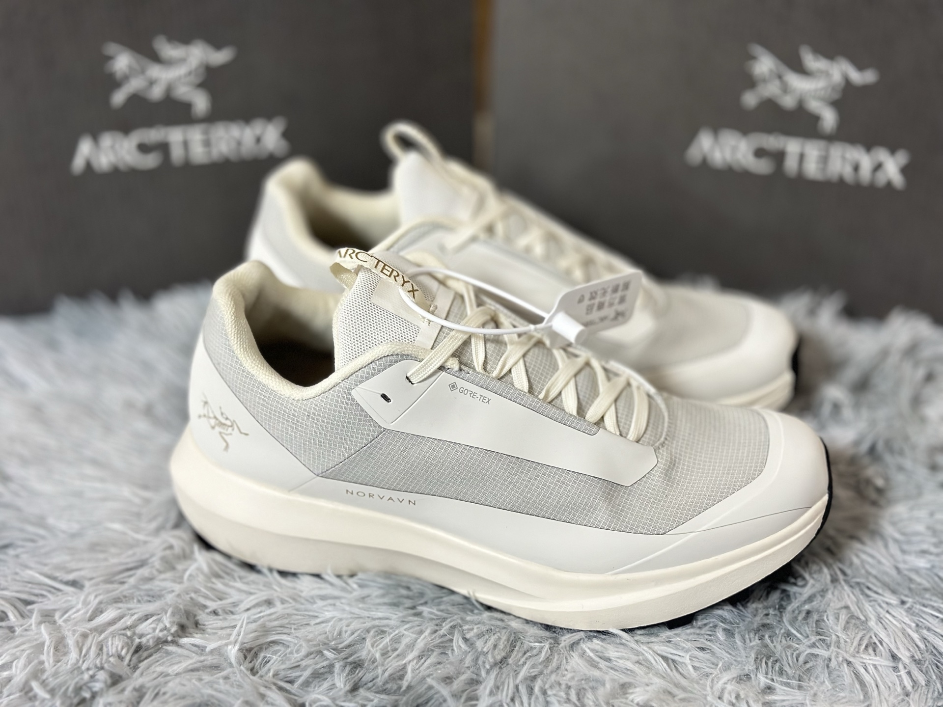 NO:352098,Archaeoptera LD4 size 39-45 uses Vibram Megagrip outsole for excellent grip; Matryx upper is lightweight, breathable and wear-resistant with Kevlar fiber; EVA midsole cushioned rebound, paired with TPU stable frame to enhance support; Rock Plate protective plates resist shock, and Heel Brake design improves downhill stability. Combined with Quicklace fast lace-up and GORE-TEX waterproof technology, it helps you conquer extreme off-road environments.,arc'teryx19860909始祖鸟 LD4 尺码39-45 采用 Vibram Megagrip 大底,提供卓越抓地力；Matryx 鞋面结合凯夫拉纤维,轻量透气且耐磨；EVA 中底缓震回弹,搭配 TPU 稳定框架增强支撑；前掌 Rock Plate 防护片抵御冲击,后跟 Heel Brake 设计提升下坡稳定性.结合 Quicklace 快速系带与 GORE-TEX 防水科技,助你征服极端越野环境.,arc'teryx,Men's shoes