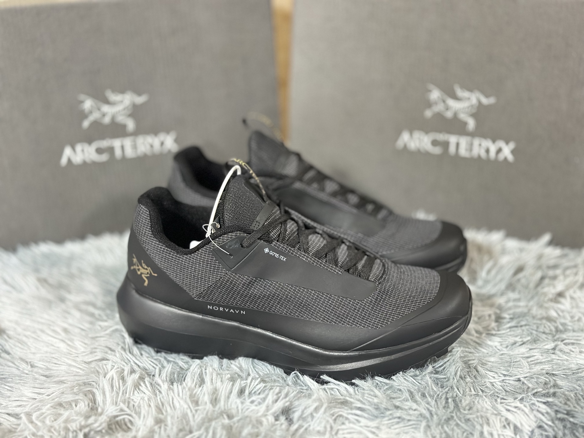 NO:272446,Archaeoptera LD4 size 39-45 uses Vibram Megagrip outsole for excellent grip; Matryx upper is lightweight, breathable and wear-resistant with Kevlar fiber; EVA midsole cushioned rebound, paired with TPU stable frame to enhance support; Rock Plate protective plates resist shock, and Heel Brake design improves downhill stability. Combined with Quicklace fast lace-up and GORE-TEX waterproof technology, it helps you conquer extreme off-road environments.,arc'teryx19860909始祖鸟 LD4 尺码39-45 采用 Vibram Megagrip 大底,提供卓越抓地力；Matryx 鞋面结合凯夫拉纤维,轻量透气且耐磨；EVA 中底缓震回弹,搭配 TPU 稳定框架增强支撑；前掌 Rock Plate 防护片抵御冲击,后跟 Heel Brake 设计提升下坡稳定性.结合 Quicklace 快速系带与 GORE-TEX 防水科技,助你征服极端越野环境.,arc'teryx,Men's shoes