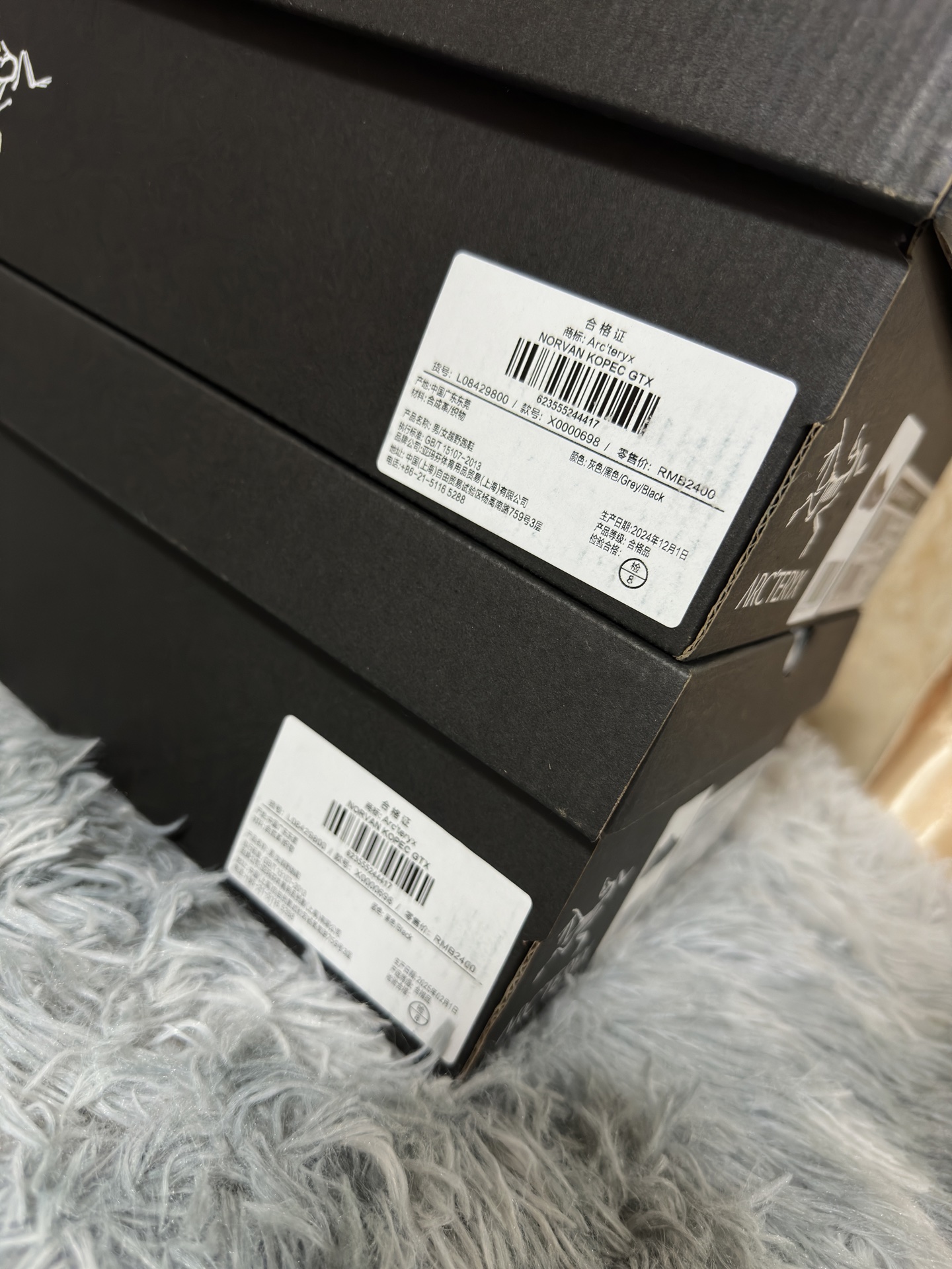 NO:352041,Embroidered bird shoes. Distinguishing identification points (nothing is not a magical version) 1. The original silver label on the side of the shoe box and the color card with a code. 2. The left foot has an anti-counterfeiting buckle and the right foot has a hang tag. (The same foot is the wrong version) 3. The high-density thread of the bird's embroidery pattern is perfectly integrated with the upper, and there is no obvious feeling when touching, and there is no situation where the pattern is lost, worn, etc., jil sander19860909刺绣鸟鞋 区别鉴别点（任何一点不是的都不是神版） 1. 鞋盒侧面原版银标&且带码标色卡 2.左脚带防伪扣,右脚带吊牌.（串同脚为错误版本） 3.鸟家刺绣图案高密线与鞋面完美融合一起,触摸无明显感觉,且不存在 掉图案 磨烂等等的情况,,jil sander,Men's shoes