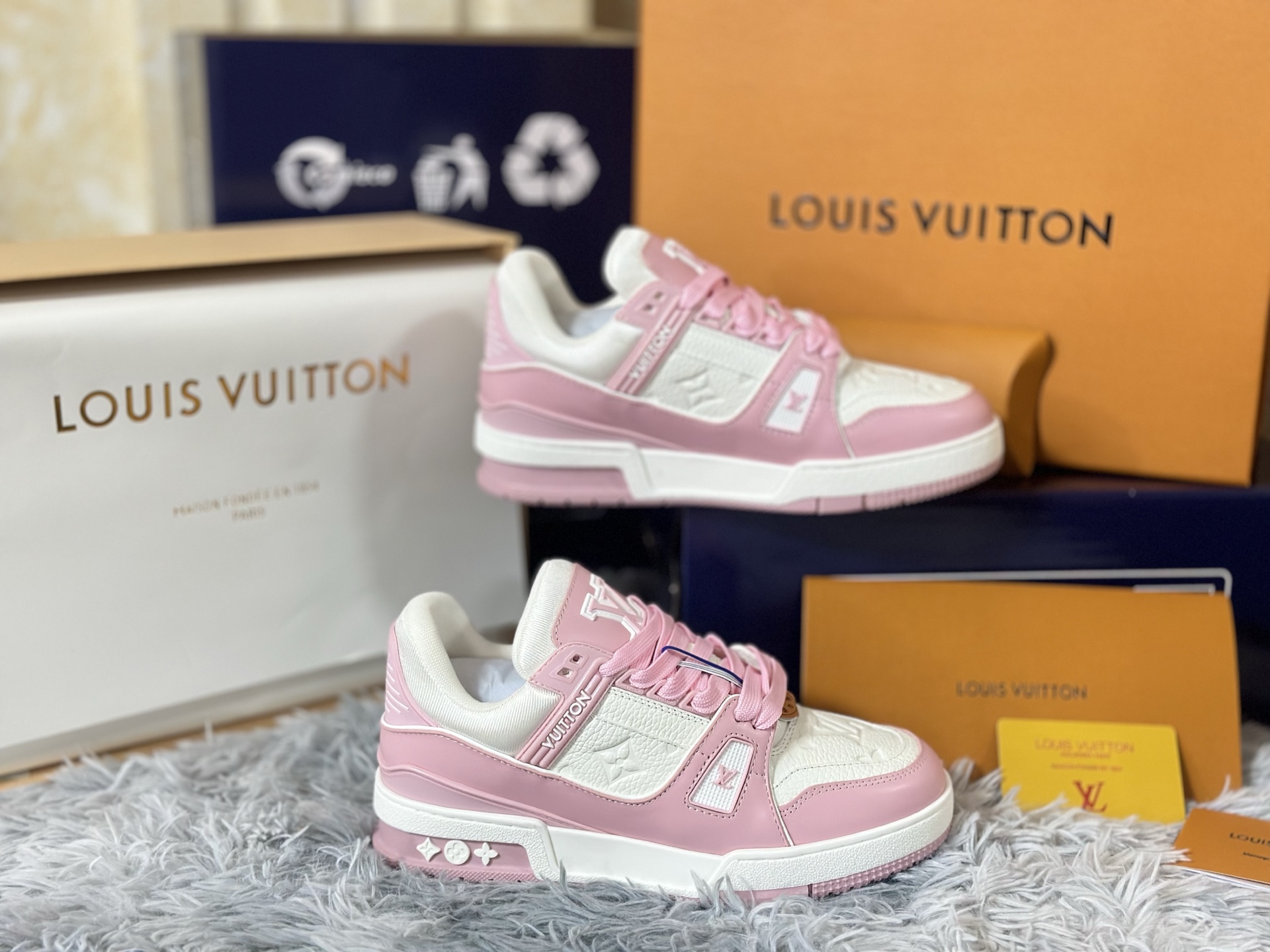 NO:730119,High version in stock LOUIS VUITTON Trainer, a micro-leather work of art that goes beyond sports shoes. Sizes for women 35-40. Its construction philosophy is rooted in high-end leather goods workshops. The shoe body is like a deconstructed suitcase, using box calf leather, suede and Damier coated canvas for leather inlay craftsmanship. The edges are hand-finished and beeswax stitched. The inner lining is made of Veau.  Velours cashmere leather, and the insole is filled with memory foam and wool blend lining like a custom suit shoulder pad, providing a kind of secret comfort 'supported by luxury'. The outsole is not just rubber, but multi-layered vulcanized rubber that imitates the corners of antique luggage. The surface is sandblasted and hand-brushed to present a warm and moist texture that has been used for many years. The Monogram relief on the side wall is not printed, but is hot-pressed with a micron-level mold, and each hollow is precisely corresponding to the leather seam.  Ultimately, it combines trunk-making tradition (travel), haute couture (tailoring) and sporty silhouettes (body), becoming an identity metaphor for the 'contemporary wanderer' - wherever your feet touch, there is a show.,, louis vuitton, sneakers, business suit, cowhide, chamois leather19860909高版本 现货 LOUIS VUITTON Trainer,超越运动鞋范畴的微型皮具艺术品. 尺码女 35-40 其构造哲学植根于高级皮具工坊鞋身如一件解构的旅行箱,采用box calf小牛皮、反绒麂皮与Damier涂层帆布进行皮革镶嵌工艺拼贴,边缘经手工床面处理与蜜蜡缝线收边.内衬使用Veau Velours羊绒皮革,鞋垫则如定制西装垫肩般填入记忆海绵与羊毛混纺衬里,提供一种“被奢华承托”的隐秘舒适. 外底并非单纯橡胶,而是模仿古董行李箱包角的多层硫化橡胶,表面进行喷砂与手刷处理,呈现经年使用的温润质感.侧壁的Monogram浮雕并非印花,而是通过微米级模具热压成型,每一处镂空皆精准对应皮革接缝. 最终,它将制箱传统（旅行）、高级成衣（剪裁）与运动轮廓（身体）融于一体,成为一种关于“当代漫游者”的身份隐喻——双脚所及之处,皆是秀场.,,louis vuitton,sneakers,business suit,cowhide,chamois leather,Men's shoes