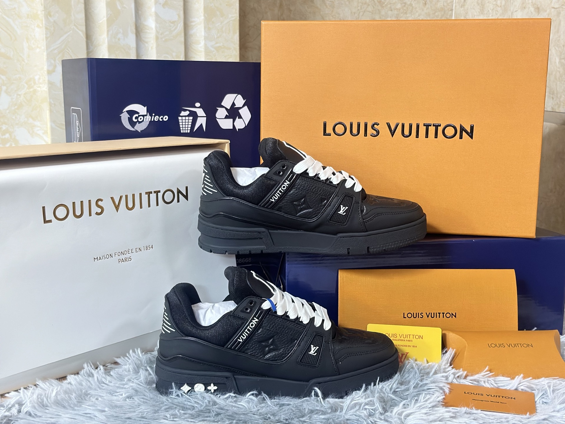 NO:730113,High version in stock LOUIS VUITTON Trainer, a miniature leather work of art that goes beyond sports shoes. Sizes 35-39 for women and 39-46 for men. Its construction philosophy is rooted in high-end leather goods workshops. The body of the shoe is like a deconstructed suitcase. It is made of box calf leather, suede and Damier coated canvas for leather inlay technology. The edges are processed by hand and beeswax stitched. The inner lining is made of Veau.  Velours cashmere leather, and the insole is filled with memory foam and wool blend lining like a custom suit shoulder pad, providing a kind of secret comfort 'supported by luxury'. The outsole is not just rubber, but multi-layered vulcanized rubber that imitates the corners of antique luggage. The surface is sandblasted and hand-brushed to present a warm and moist texture that has been used for many years. The Monogram relief on the side wall is not printed, but is hot-pressed with a micron-level mold, and each hollow is precisely corresponding to the leather seam.  Ultimately, it combines trunk-making tradition (travel), haute couture (tailoring) and sporty silhouettes (body), becoming an identity metaphor for the 'contemporary wanderer' - wherever your feet touch, there is a show.,, louis vuitton, sneakers, business suit, cowhide, chamois leather19860909高版本 现货 LOUIS VUITTON Trainer,超越运动鞋范畴的微型皮具艺术品. 尺码女 35-39 男 39-46 其构造哲学植根于高级皮具工坊鞋身如一件解构的旅行箱,采用box calf小牛皮、反绒麂皮与Damier涂层帆布进行皮革镶嵌工艺拼贴,边缘经手工床面处理与蜜蜡缝线收边.内衬使用Veau Velours羊绒皮革,鞋垫则如定制西装垫肩般填入记忆海绵与羊毛混纺衬里,提供一种“被奢华承托”的隐秘舒适. 外底并非单纯橡胶,而是模仿古董行李箱包角的多层硫化橡胶,表面进行喷砂与手刷处理,呈现经年使用的温润质感.侧壁的Monogram浮雕并非印花,而是通过微米级模具热压成型,每一处镂空皆精准对应皮革接缝. 最终,它将制箱传统（旅行）、高级成衣（剪裁）与运动轮廓（身体）融于一体,成为一种关于“当代漫游者”的身份隐喻——双脚所及之处,皆是秀场.,,louis vuitton,sneakers,business suit,cowhide,chamois leather,Men's shoes