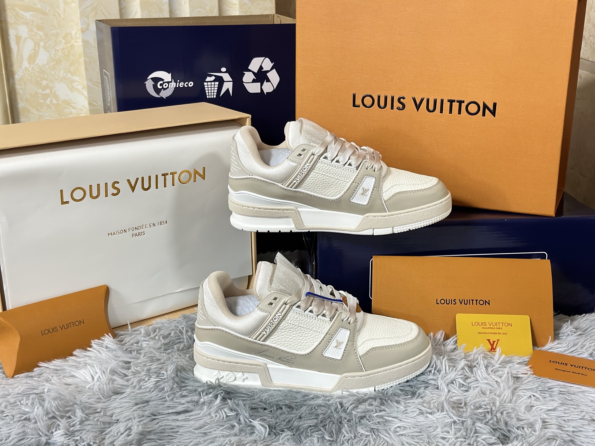 NO:730123,High version in stock LOUIS VUITTON Trainer, a miniature leather work of art that goes beyond sports shoes. Sizes 35-39 for women and 39-45 for men. Its construction philosophy is rooted in high-end leather goods workshops. The body of the shoe is like a deconstructed suitcase. It is made of box calf leather, suede and Damier coated canvas for leather inlay technology. The edges are processed by hand and beeswax stitched. The inner lining is made of Veau.  Velours cashmere leather, and the insole is filled with memory foam and wool blend lining like a custom suit shoulder pad, providing a kind of secret comfort 'supported by luxury'. The outsole is not just rubber, but multi-layered vulcanized rubber that imitates the corners of antique luggage. The surface is sandblasted and hand-brushed to present a warm and moist texture that has been used for many years. The Monogram relief on the side wall is not printed, but is hot-pressed with a micron-level mold, and each hollow is precisely corresponding to the leather seam.  Ultimately, it combines trunk-making tradition (travel), haute couture (tailoring) and sporty silhouettes (body), becoming an identity metaphor for the 'contemporary wanderer' - wherever your feet touch, there is a show.,, louis vuitton, sneakers, business suit, cowhide, chamois leather19860909高版本 现货 LOUIS VUITTON Trainer,超越运动鞋范畴的微型皮具艺术品. 尺码女 35-39 男 39-45 其构造哲学植根于高级皮具工坊鞋身如一件解构的旅行箱,采用box calf小牛皮、反绒麂皮与Damier涂层帆布进行皮革镶嵌工艺拼贴,边缘经手工床面处理与蜜蜡缝线收边.内衬使用Veau Velours羊绒皮革,鞋垫则如定制西装垫肩般填入记忆海绵与羊毛混纺衬里,提供一种“被奢华承托”的隐秘舒适. 外底并非单纯橡胶,而是模仿古董行李箱包角的多层硫化橡胶,表面进行喷砂与手刷处理,呈现经年使用的温润质感.侧壁的Monogram浮雕并非印花,而是通过微米级模具热压成型,每一处镂空皆精准对应皮革接缝. 最终,它将制箱传统（旅行）、高级成衣（剪裁）与运动轮廓（身体）融于一体,成为一种关于“当代漫游者”的身份隐喻——双脚所及之处,皆是秀场.,,louis vuitton,sneakers,business suit,cowhide,chamois leather,Men's shoes