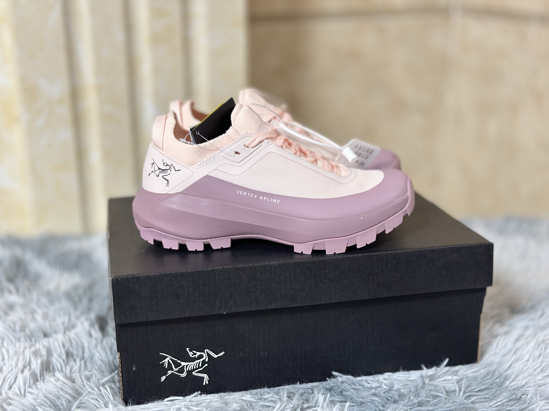 NO:352436,Spot Archaeopteryx Powder 36-39 Vertex Alpine is made of ultra-lightweight seventy-digit nylon material, with excellent wear resistance and tear resistance. Its waterproof and breathable coating allows you to stay dry and comfortable during climbing and mountain activities, making it an ideal equipment for the ultimate. Size 36-39,,loro pianaarc'teryx19860909现货 始祖鸟粉 36-39 Vertex Alpine  采用超轻量七十字尼龙材质,具备出色的耐磨性与抗撕裂性能.其防水透气涂层让您在攀登和高山活动中保持干爽舒适,是追求极限的理想装备. 尺码36-39,,loro pianaarc'teryx,Men's shoes