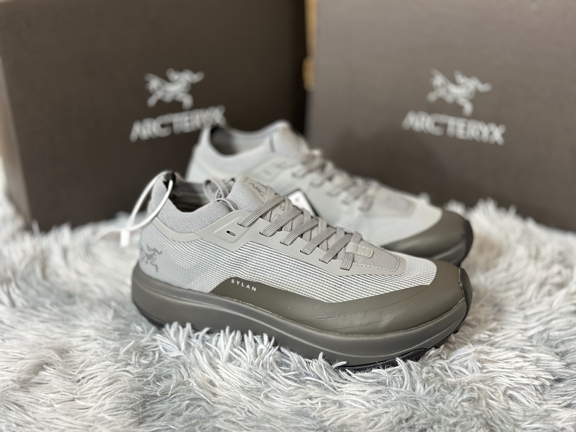 NO:352081,Bird SYLAN Breathable Black and Green Size 39-45 is specially designed for daily wear in cities and outdoors, combining simple design and functional performance. The upper is made of high-quality waterproof and breathable materials to provide all-weather comfort protection. The Vibram outsole is paired with carefully optimized texture design to ensure stability and excellent grip when walking. The EVA midsole provides light cushioning and reduces the fatigue of long-term walking. SYLAN meets multiple scene needs while taking into account the urban style, and is an ideal choice for urban adventure and outdoor light activities.19860909鸟SYLAN 透气黑绿 尺码 39-45 专为城市与户外日常穿着打造,结合简约设计与功能性表现.鞋面采用优质防水透气材料,提供全天候的舒适保护.Vibram大底搭配精心优化的纹路设计,确保行走时的稳定性与出色抓地力.EVA中底提供轻量缓震效果,减少长时间行走的疲劳感.SYLAN在兼顾都市风格的同时满足多场景需求,是都市探险与户外轻便活动的理想选择.,,Men's shoes