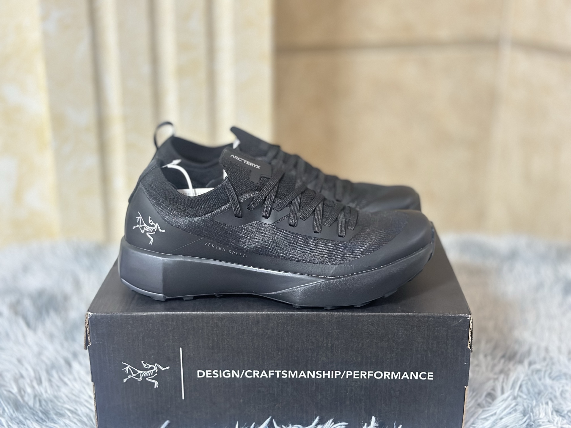 NO:352077,Archaeoptera VS Series Black Size 39-45 Mountain Shoes are specially designed for complex terrain, equipped with Vibram Megagrip outsole and Traction Lug technology to achieve super grip on rock/slip road surfaces. The lightweight EVA midsole is equipped with TPU propulsion panels to optimize energy feedback. The AC2 technology upper uses wear-resistant and tear-resistant fabric, with breathable mesh and ankle armor, taking into account protection and heat dissipation. It is suitable for cross-country running and technical mountain crossing, helping to conquer extreme terrain.,arc'teryx19860909始祖鸟VS系列 黑色 尺码39-45 山地鞋专为复杂地形打造,搭载Vibram Megagrip外底与Traction Lug技术,实现岩石/湿滑路面超强抓地力.轻量化EVA中底搭载TPU推进板,优化能量回馈.AC2科技鞋面采用耐磨抗撕裂面料,搭配透气网布与脚踝护甲,兼顾防护与散热.适用于越野跑及技术性山地穿越,助力征服极限地形.,arc'teryx,Men's shoes