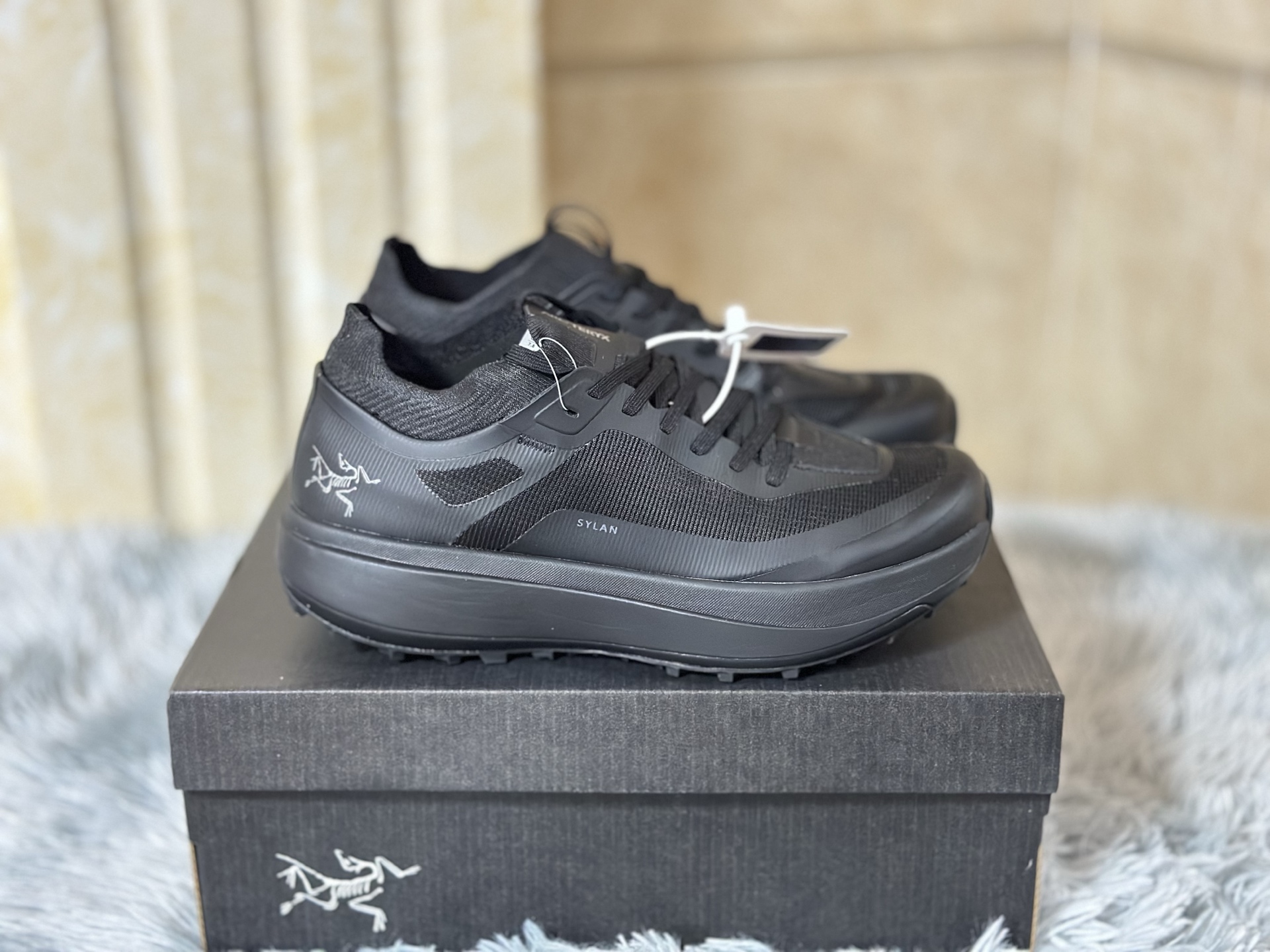 NO:352128,Bird SYLAN Breathable Black Size 39-45 is specially designed for daily wear in cities and outdoors, combining simple design and functional performance. The upper is made of high-quality waterproof and breathable materials to provide all-weather comfort protection. The Vibram outsole is paired with carefully optimized texture design to ensure stability and excellent grip when walking. The EVA midsole provides light cushioning and reduces the fatigue of long-term walking. SYLAN meets multiple scene needs while taking into account the urban style, and is an ideal choice for urban adventure and outdoor light activities.19860909鸟SYLAN 透气黑色 尺码 39-45 专为城市与户外日常穿着打造,结合简约设计与功能性表现.鞋面采用优质防水透气材料,提供全天候的舒适保护.Vibram大底搭配精心优化的纹路设计,确保行走时的稳定性与出色抓地力.EVA中底提供轻量缓震效果,减少长时间行走的疲劳感.SYLAN在兼顾都市风格的同时满足多场景需求,是都市探险与户外轻便活动的理想选择.,,Men's shoes