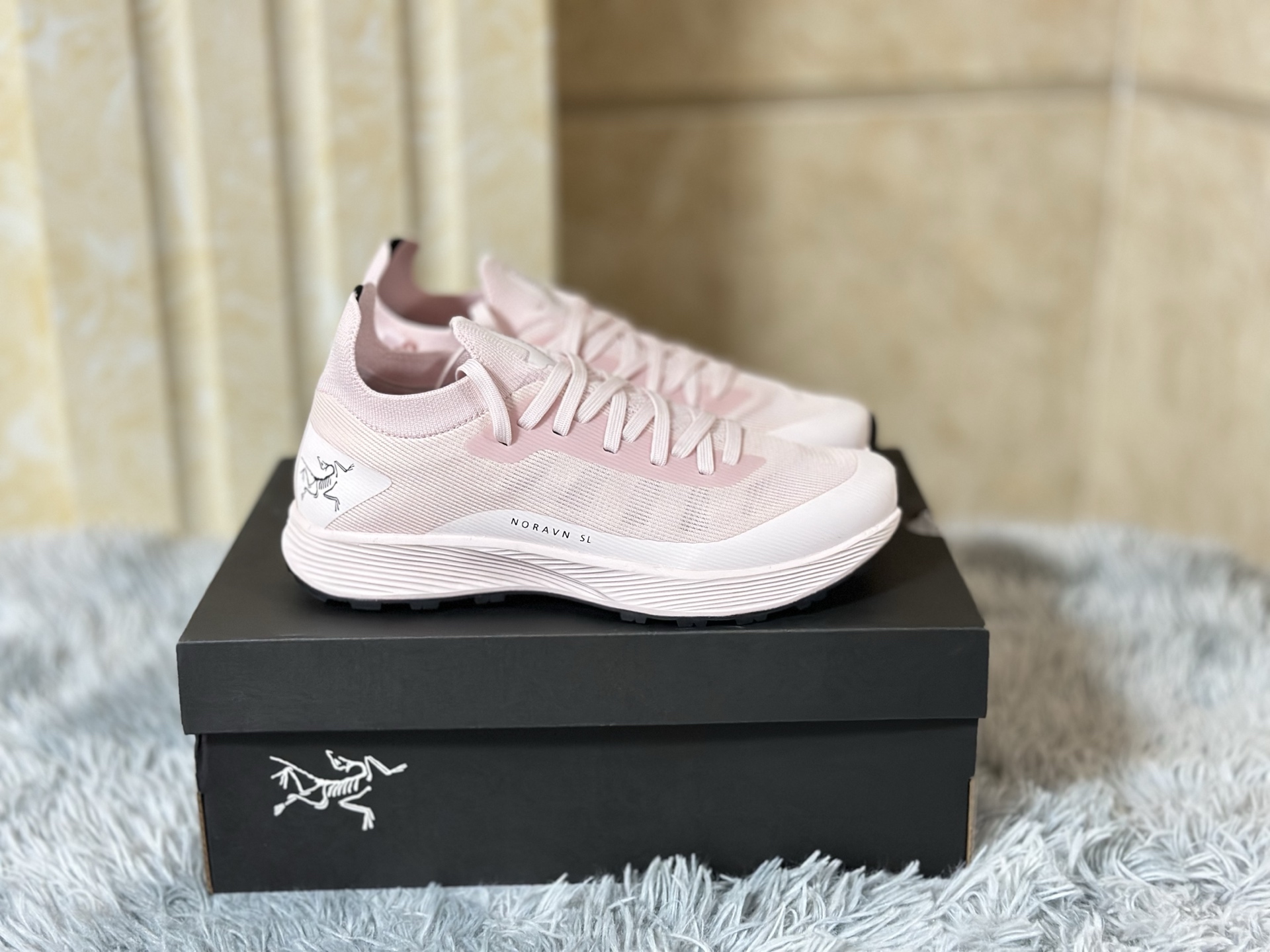 NO:345621,Summer hot product, stable supply SL3 white Size 36-39 Arcteryx Norvan SL 3 low-top shoes, combining cutting-edge mesh fabrics and innovative technology, with perfect balance of extreme lightness and breathability at the professional level. The upper adopts a high-density braided structure, providing excellent wear and shock absorption, and can last forever even in harsh environments. The low-top design is exquisite and simple, ensuring foot flexibility and precise support to the arch, making every step full of comfort and stability. Whether it is for daily urban wear or crossing complex terrain, Norvan SL 3 can redefine your pace experience with its unparalleled craftsmanship and functionality., arc'teryx19860909夏季爆款 货源稳定 SL3白 尺码36-39 Arcteryx始祖鸟Norvan SL 3低帮鞋,融合尖端网布织物与创新技术,极致轻便与透气性在专业层面达到完美平衡.鞋面采用高密度编织结构,提供卓越的抗磨损与减震性能,即便在严苛环境下也能持久耐用.低帮设计精致简约,既确保足部灵活性,又赋予足弓精准支撑,令每一步都充满舒适与稳定.无论是都市日常穿着还是跨越复杂地形,Norvan SL 3都能以其无与伦比的工艺与功能性,重新定义您的步伐体验.,arc'teryx,Men's shoes