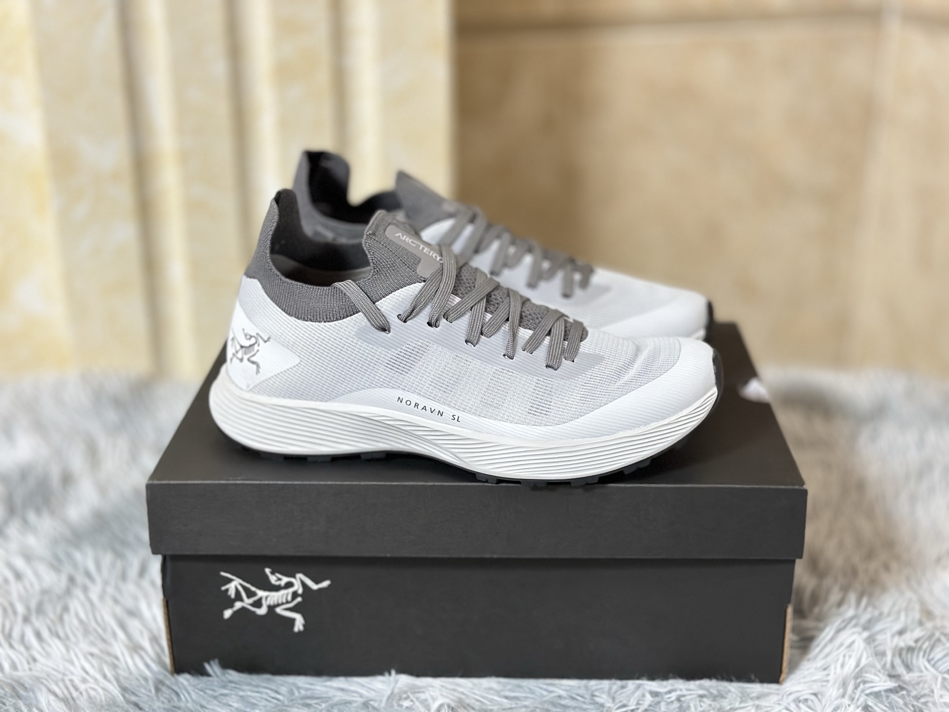 NO:345657,Summer hits, stable supply SL3 Mysterious gray Size 39-45 Arcteryx Norvan SL 3 low-top shoes, combining cutting-edge mesh fabrics and innovative technology, with perfect balance of extreme lightness and breathability at the professional level. The upper adopts a high-density braided structure, providing excellent wear and shock absorption, and can last forever even in harsh environments. The low-top design is exquisite and simple, ensuring foot flexibility and precise support to the arch, making every step full of comfort and stability. Whether it is for daily urban wear or crossing complex terrain, Norvan SL 3 can redefine your pace experience with its unparalleled craftsmanship and functionality., arc'teryx19860909夏季爆款 货源稳定 SL3 神秘灰 尺码39-45 Arcteryx始祖鸟Norvan SL 3低帮鞋,融合尖端网布织物与创新技术,极致轻便与透气性在专业层面达到完美平衡.鞋面采用高密度编织结构,提供卓越的抗磨损与减震性能,即便在严苛环境下也能持久耐用.低帮设计精致简约,既确保足部灵活性,又赋予足弓精准支撑,令每一步都充满舒适与稳定.无论是都市日常穿着还是跨越复杂地形,Norvan SL 3都能以其无与伦比的工艺与功能性,重新定义您的步伐体验.,arc'teryx,Men's shoes