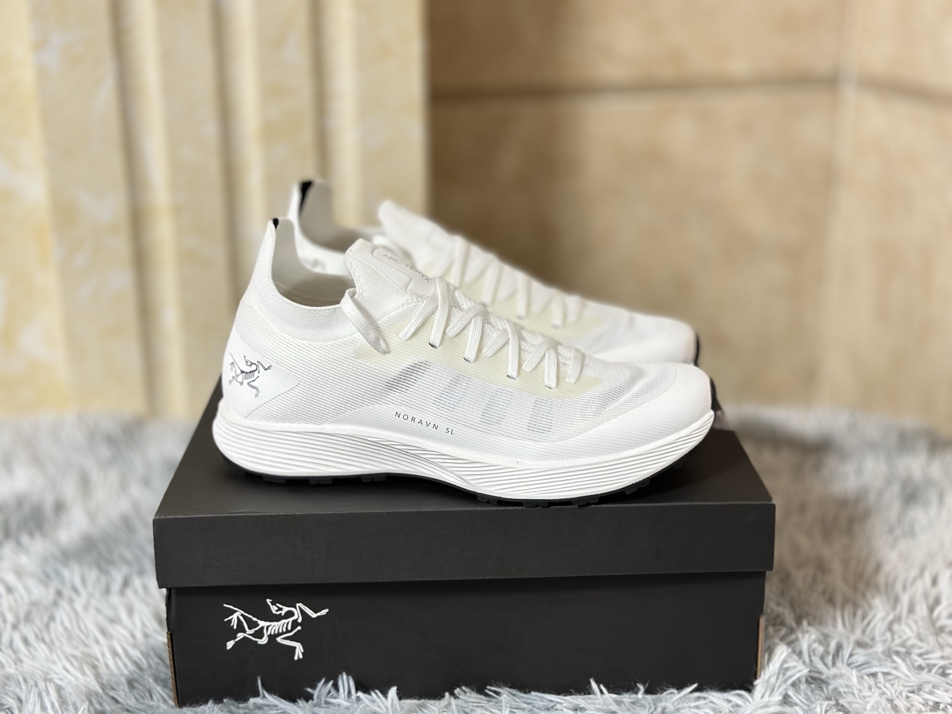 NO:345638,Summer hot product, stable supply SL3 white Size 36-45 Arcteryx Norvan SL 3 low-top shoes, combining cutting-edge mesh fabrics and innovative technology, with perfect balance of extreme lightness and breathability at the professional level. The upper adopts a high-density braided structure, providing excellent wear and shock absorption, and can last forever even in harsh environments. The low-top design is exquisite and simple, ensuring foot flexibility and precise support to the arch, making every step full of comfort and stability. Whether it is for daily urban wear or crossing complex terrain, Norvan SL 3 can redefine your pace experience with its unparalleled craftsmanship and functionality., Arc'teryx19860909夏季爆款 货源稳定 SL3白 尺码36-45 Arcteryx始祖鸟Norvan SL 3低帮鞋,融合尖端网布织物与创新技术,极致轻便与透气性在专业层面达到完美平衡.鞋面采用高密度编织结构,提供卓越的抗磨损与减震性能,即便在严苛环境下也能持久耐用.低帮设计精致简约,既确保足部灵活性,又赋予足弓精准支撑,令每一步都充满舒适与稳定.无论是都市日常穿着还是跨越复杂地形,Norvan SL 3都能以其无与伦比的工艺与功能性,重新定义您的步伐体验.,arc'teryx,Men's shoes