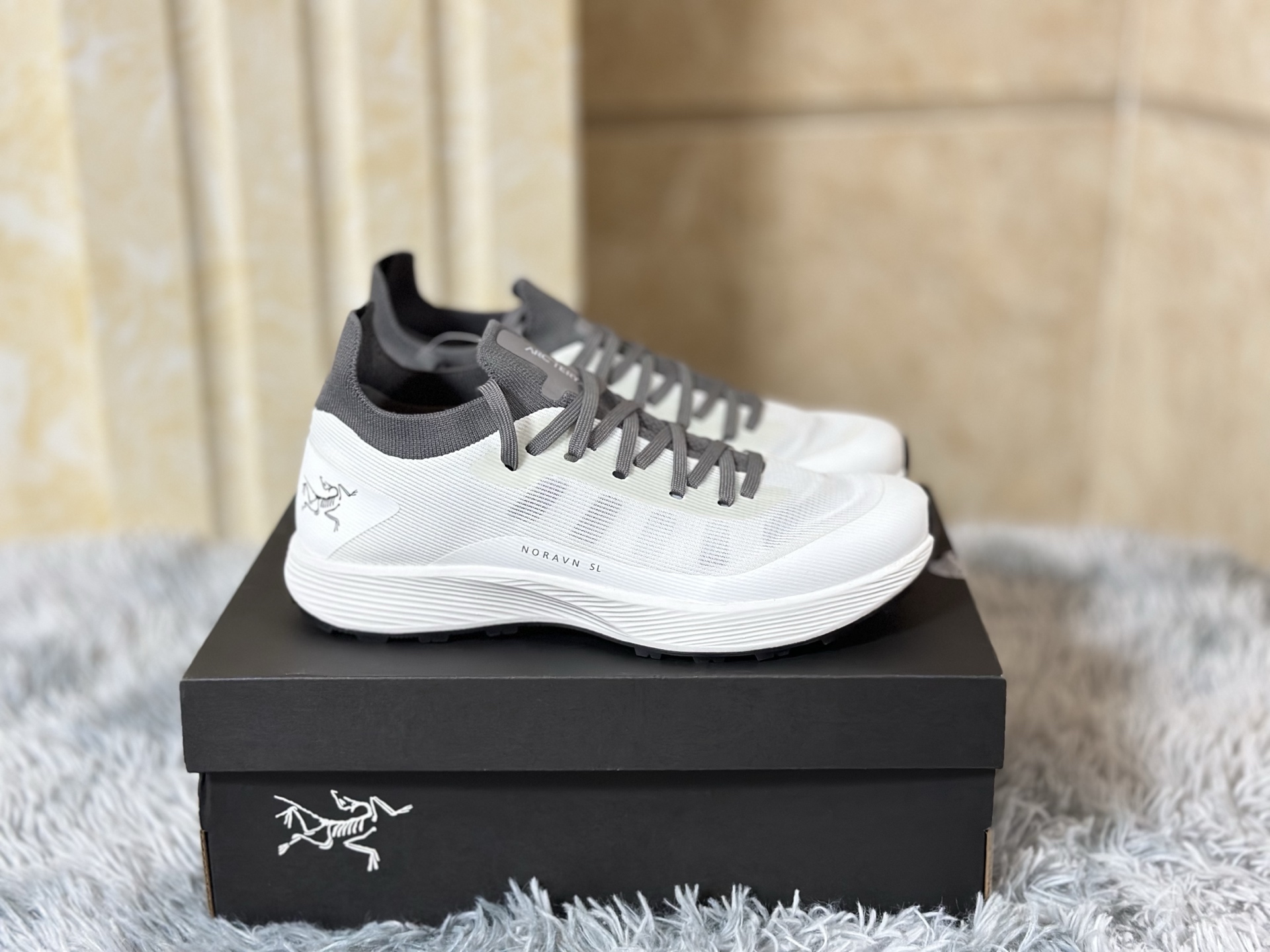 NO:345676,Summer hot product, stable supply SL3 white gray Size 39-45 Arcteryx Norvan SL 3 low-top shoes, combining cutting-edge mesh fabrics and innovative technology, with perfect balance of extreme lightness and breathability at the professional level. The upper adopts a high-density braided structure, providing excellent wear and shock absorption, and can last forever even in harsh environments. The low-top design is exquisite and simple, ensuring foot flexibility and precise support to the arch, making every step full of comfort and stability. Whether it is for daily urban wear or crossing complex terrain, Norvan SL 3 can redefine your pace experience with its unparalleled craftsmanship and functionality., arc'teryx19860909夏季爆款 货源稳定 SL3白灰 尺码39-45 Arcteryx始祖鸟Norvan SL 3低帮鞋,融合尖端网布织物与创新技术,极致轻便与透气性在专业层面达到完美平衡.鞋面采用高密度编织结构,提供卓越的抗磨损与减震性能,即便在严苛环境下也能持久耐用.低帮设计精致简约,既确保足部灵活性,又赋予足弓精准支撑,令每一步都充满舒适与稳定.无论是都市日常穿着还是跨越复杂地形,Norvan SL 3都能以其无与伦比的工艺与功能性,重新定义您的步伐体验.,arc'teryx,Men's shoes