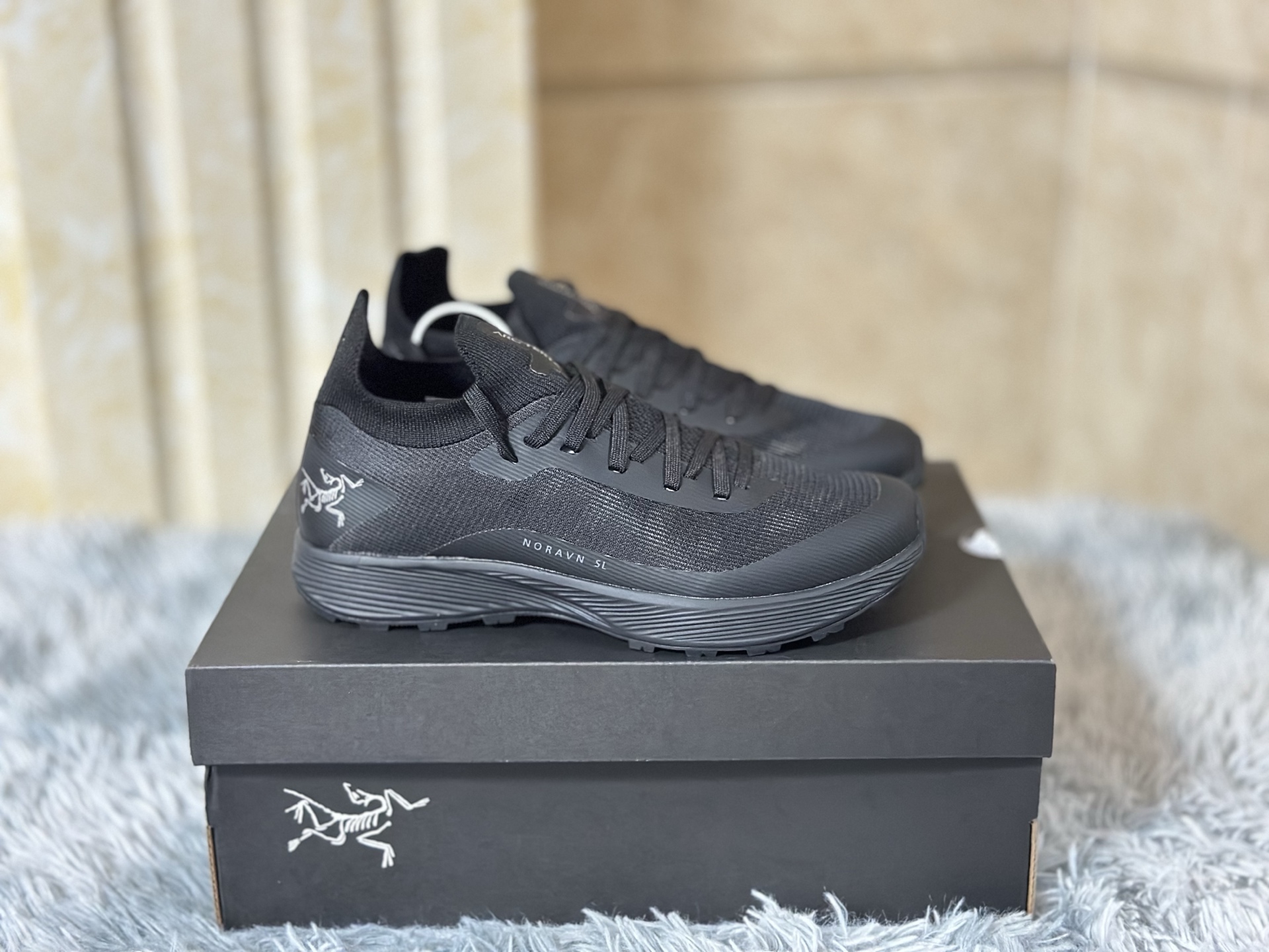 NO:345696,Summer hot product, stable supply SL3 black Size 36-45 Arcteryx Norvan SL 3 low-top shoes, blending cutting-edge mesh fabrics and innovative technology, with perfect balance of extreme lightness and breathability at the professional level. The upper adopts a high-density braided structure, providing excellent wear and shock absorption, and can last forever even in harsh environments. The low-top design is exquisite and simple, ensuring foot flexibility and precise support to the arch, making every step full of comfort and stability. Whether it is for daily urban wear or crossing complex terrain, Norvan SL 3 can redefine your pace experience with its unparalleled craftsmanship and functionality., arc'teryx19860909夏季爆款 货源稳定 SL3黑 尺码36-45 Arcteryx始祖鸟Norvan SL 3低帮鞋,融合尖端网布织物与创新技术,极致轻便与透气性在专业层面达到完美平衡.鞋面采用高密度编织结构,提供卓越的抗磨损与减震性能,即便在严苛环境下也能持久耐用.低帮设计精致简约,既确保足部灵活性,又赋予足弓精准支撑,令每一步都充满舒适与稳定.无论是都市日常穿着还是跨越复杂地形,Norvan SL 3都能以其无与伦比的工艺与功能性,重新定义您的步伐体验.,arc'teryx,Men's shoes