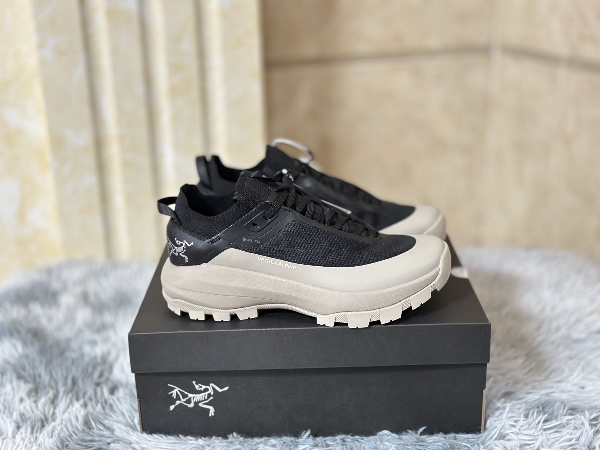 NO:352416,Bird Vertex Alpine Obsidian is made of ultra-lightweight seventy-digit nylon material, with excellent wear resistance and tear resistance. Its waterproof and breathable coating allows you to stay dry and comfortable during climbing and mountain activities, and is an ideal equipment for the ultimate. Size 36-45,,loro piana19860909鸟 Vertex Alpine 黑曜 采用超轻量七十字尼龙材质,具备出色的耐磨性与抗撕裂性能.其防水透气涂层让您在攀登和高山活动中保持干爽舒适,是追求极限的理想装备. 尺码36-45,,loro piana,Men's shoes