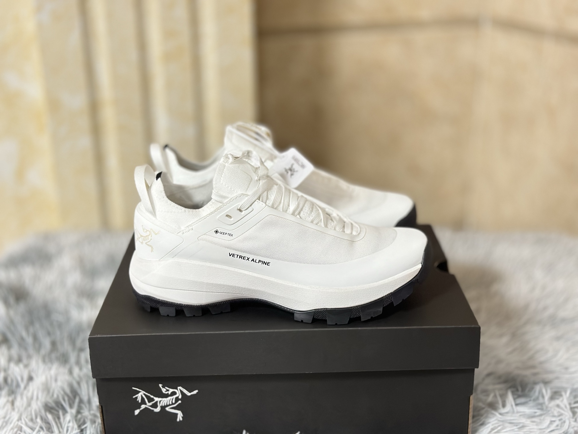 NO:352347,Spot Bird Vertex Alpine is made of ultra-lightweight seventy-character nylon material, with excellent wear resistance and tear resistance. Its waterproof and breathable coating allows you to stay dry and comfortable during climbing and mountain activities, and is an ideal equipment for the pursuit of the limit. Size 36-45,,loro piana19860909现货 鸟 Vertex Alpine 全白 采用超轻量七十字尼龙材质,具备出色的耐磨性与抗撕裂性能.其防水透气涂层让您在攀登和高山活动中保持干爽舒适,是追求极限的理想装备. 尺码36-45,,loro piana,Men's shoes