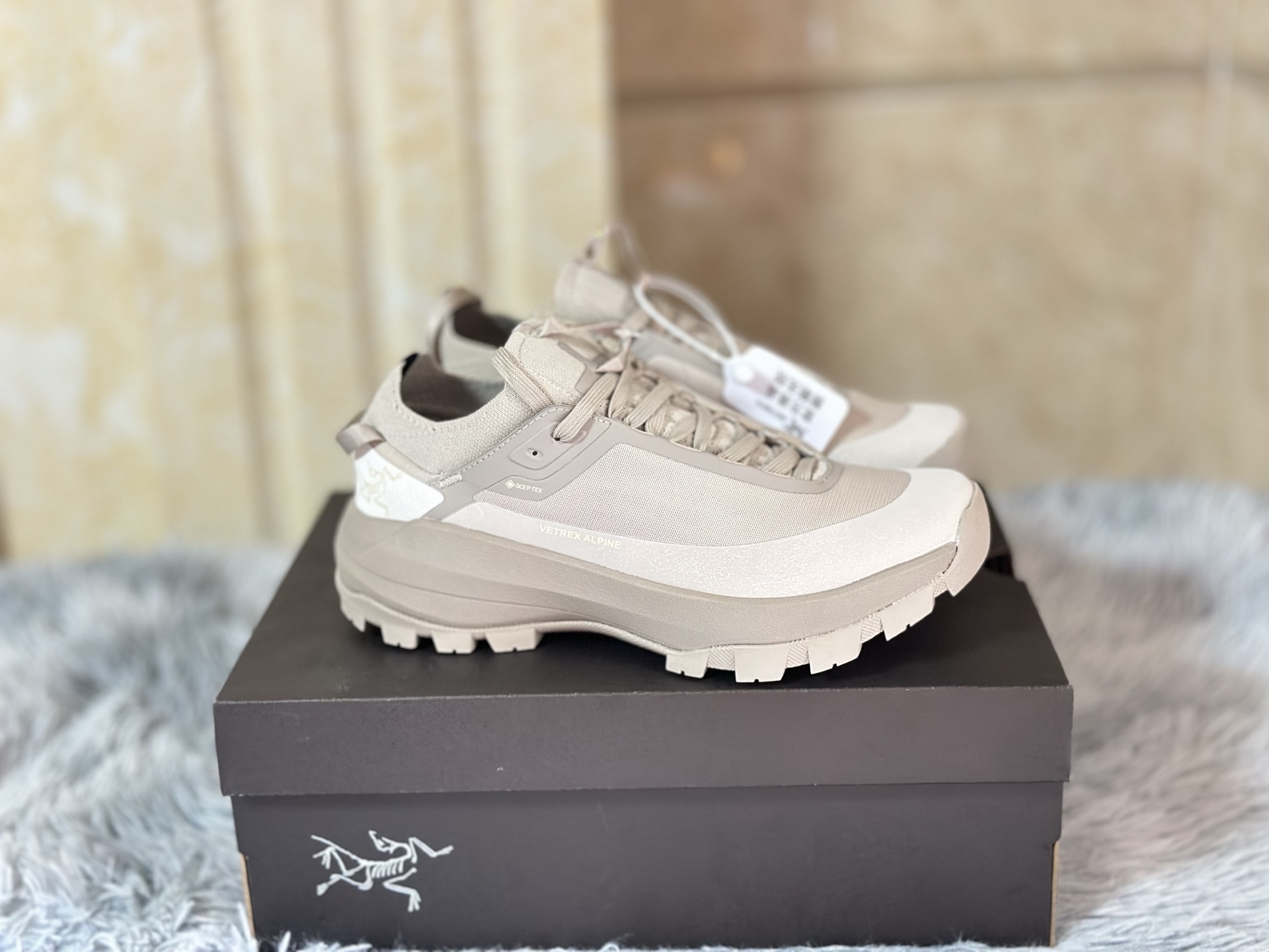 NO:352401,Spot Bird Vertex Alpine Cement Ash is made of ultra-lightweight seventy-character nylon material, with excellent wear resistance and tear resistance. Its waterproof and breathable coating allows you to stay dry and comfortable during climbing and mountain activities, and is an ideal equipment for the ultimate. Size 36-45,,loro piana19860909现货 鸟 Vertex Alpine 水泥灰 采用超轻量七十字尼龙材质,具备出色的耐磨性与抗撕裂性能.其防水透气涂层让您在攀登和高山活动中保持干爽舒适,是追求极限的理想装备. 尺码36-45,,loro piana,Men's shoes