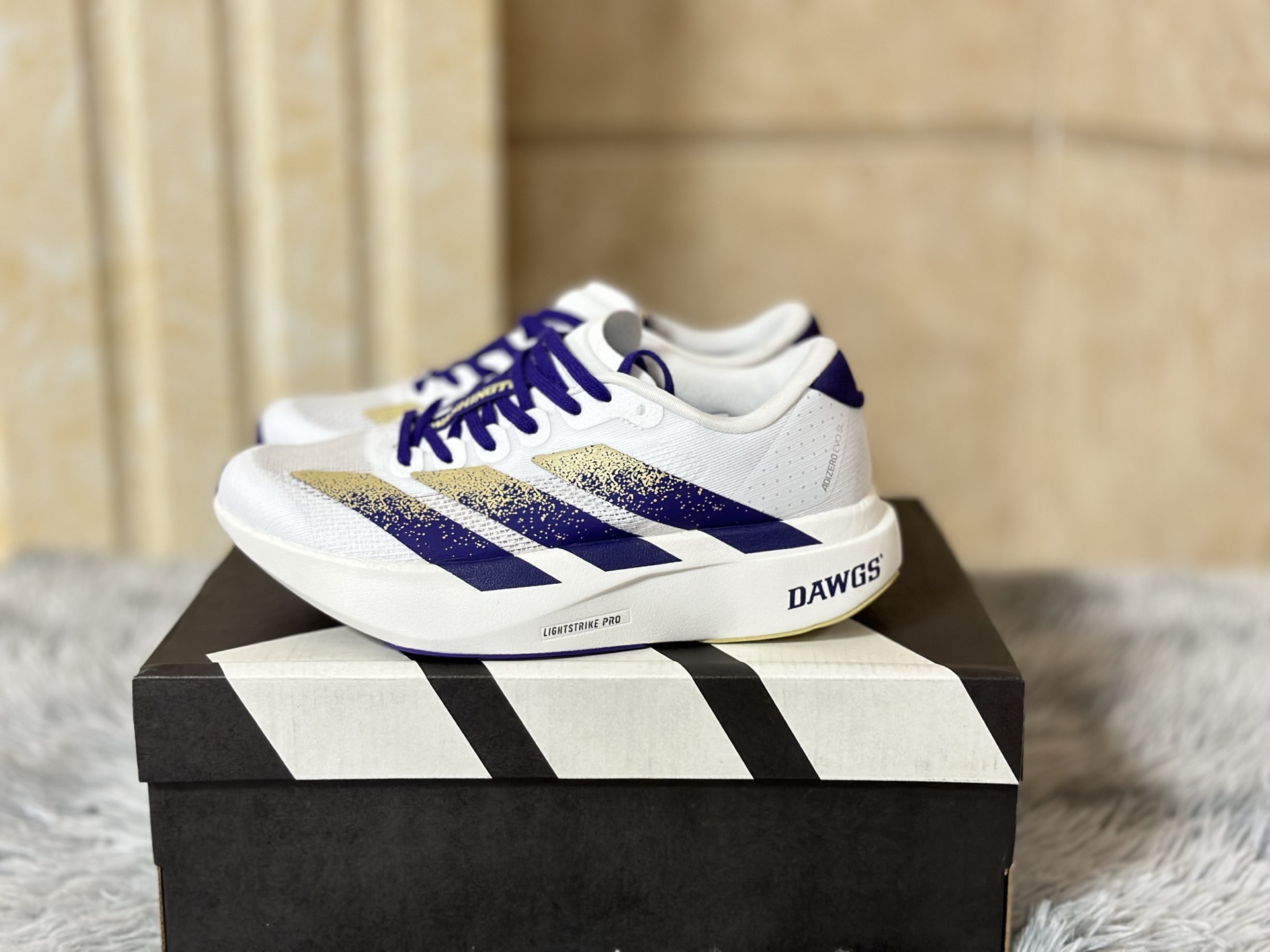 NO:556118,Real price adidas Adizero Evo SL available in sizes 36-45 with half sizes. Equipped with an ultra-light EVO Lightstrike Pro midsole, which combines rebound and cushioning to bring surging propulsion!  The upper is made of single-layer Monomesh engineering mesh, which is breathable and light, and fits like a sock. The bottom is equipped with a high-grip rubber outsole to help you sprint steadily with every step. The heel design is stable and supportive, and the scientific arc last improves the smoothness of the stride. It is suitable for 5K-half marathon training and competition, as light as 204g, and is designed to break the wind, adidas19860909实价 adidas Adizero Evo SL 现货尺码36-45 带半码 搭载超轻EVO Lightstrike Pro中底,兼顾回弹与缓震,带来澎湃推进力！鞋面采用单层Monomesh工程网布,透气轻盈,贴合如袜套.底部搭载高抓地的橡胶外底,助你稳稳冲刺每一步.后跟设计稳固支撑,科学弧度鞋楦提升步频流畅度.适合5K-半马训练与竞赛,轻至204g,专为破风而生,,adidas,Men's shoes