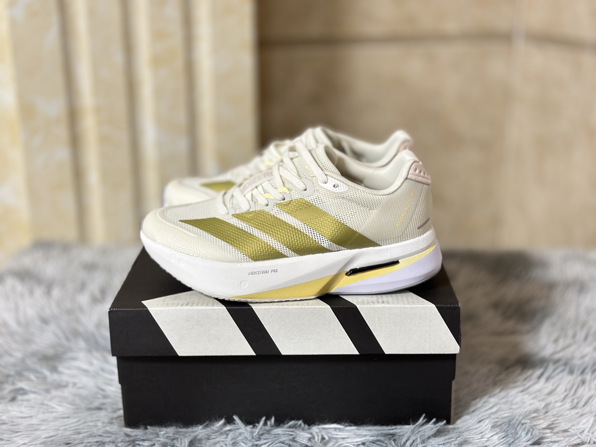 NO:556126,Real price adidas Adizero Boston 13, available in sizes 36-45 with half sizes, all-round training/competition running shoes!  The double-layered midsole is equipped with an upper layer of Lightstrike Pro for strong rebound; the lower layer of Lightstrike 2.0 is stable and durable, creating a smooth propulsion experience. The ENERGYRODS 2.0 carbon energy rod system optimizes landing and rotation propulsion, suitable for mid- to long-distance training and speed improvement!  The upper is made of lightweight engineering mesh, which is breathable and fit, and has a light running feel. It is suitable for marathon preparation and daily fast running. It is a cost-effective carbon plate-feel running shoe, a must-have for beginners!  ♂♀,,adidas19860909实价 adidas Adizero Boston 13 现货尺码36-45 带半码 全能型训练/比赛跑鞋！中底双层配置上层Lightstrike Pro,强劲回弹；下层Lightstrike 2.0,稳定耐用,打造流畅推进体验.ENERGYRODS 2.0碳能量杆系统优化落地转推进,适合中长距离训练和配速提升！鞋面为轻量工程网布,透气贴合,跑感轻盈.适合马拉松备赛、日常快跑交替使用.高性价比碳板感跑鞋,跑者入门必选！♂♀,,adidas,Men's shoes