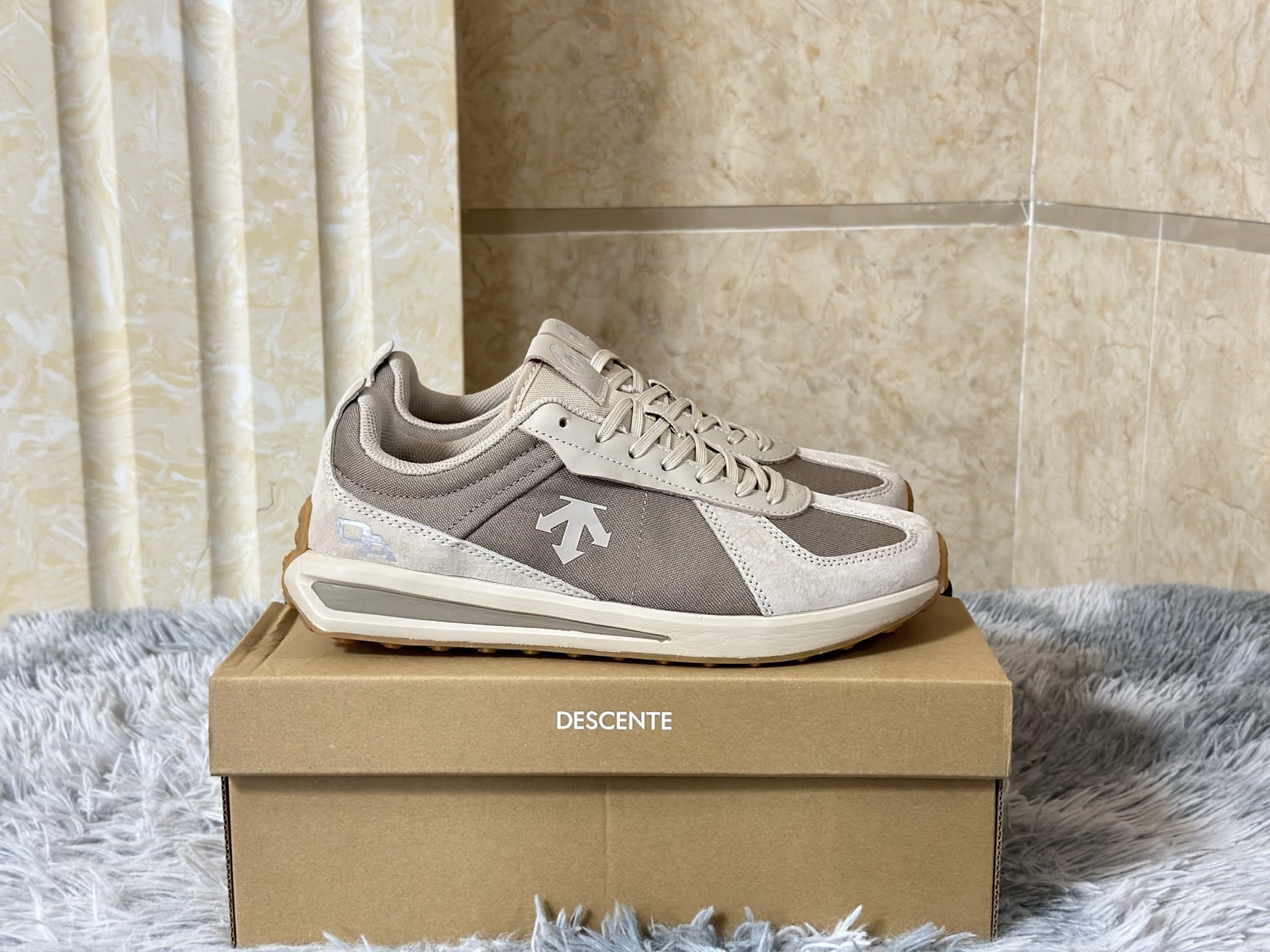 재고 있음 ?사이즈: 36-45 정밀 타이머에서 영감을 받은 DESCENTE Chron TRAINER 시리즈는 경쟁적인 DNA를 일상 훈련에 불어넣었습니다. 갑피는 3D 입체 형상과 에어로파이버(Aerofiber) 기술 원사를 결합하여 역동적인 지지력과 통기성의 완벽한 균형을 이루었습니다. 미드솔에는 이중 밀도 이클립스 플레이트(Eclipse Plate) 쿠셔닝 시스템과 8mm 힐-투-토 드롭 디자인이 적용되어 러너의 보행 주기에 정확하게 맞춰줍니다. 아웃솔은 구역별로 내마모성 고무 트레드를 사용하여 도로와 트랙 모두에서 레이싱 수준의 접지력을 제공합니다. 11941