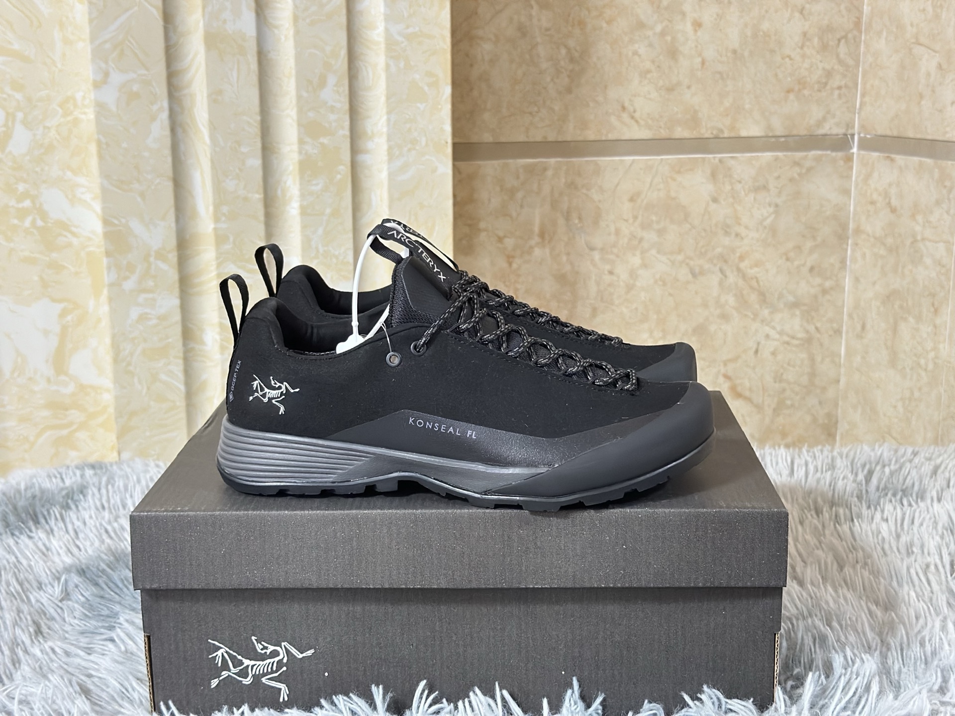 NO:574867,Popular winter items in stock Arc'teryx Konseal FL 2 suede size 38-45 series combines lightweight design and excellent performance, specially designed for multi-terrain hiking. It uses GORE-TEX waterproof membrane to ensure dryness and comfort inside the shoe; Vibram Megagrip, arc'teryx19860909冬季爆款 现货 始祖鸟 Konseal FL 2 绒面 尺码38-45 系列融合轻量化设计与卓越性能,专为多地形徒步打造.其采用 GORE-TEX 防水薄膜,确保鞋内干爽舒适；Vibram Megagrip,arc'teryx,Men's shoes