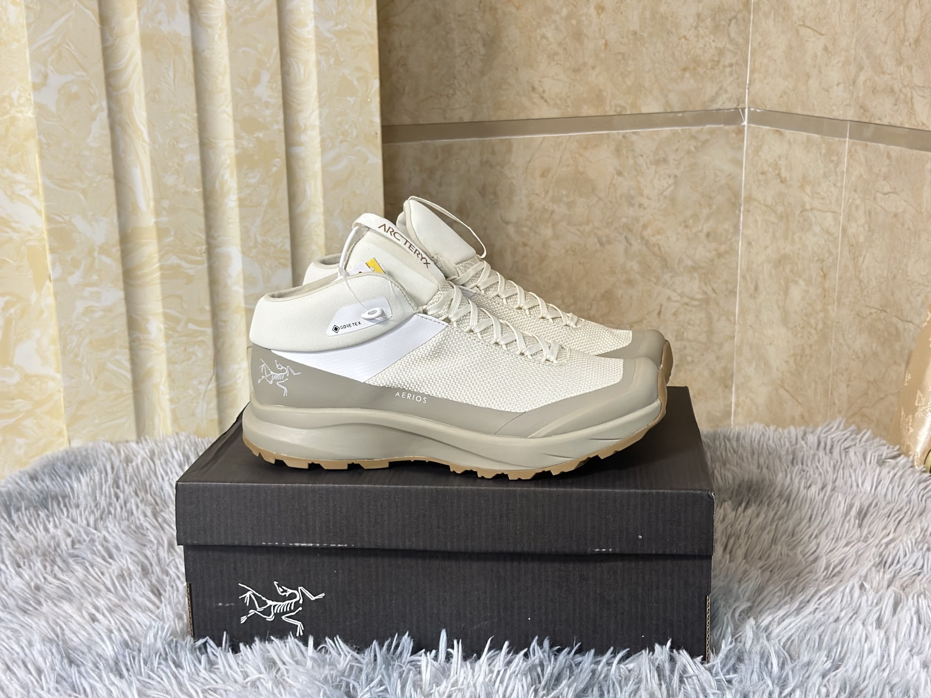 NO:574862,Autumn and winter hot model Niaojia top version China Smoke Brown Bird Size 39-45 1. The upper is made of GRO-TEXT waterproof material, waterproof level IPX6 2. Zhejiang Lark embroidery on the side heel letter logo Italian imported machine laser 3. Imported foam high-density insole, EVA cushioning midsole, jil sander19860909秋冬爆款 鸟家 顶级版本 中邦烟灰棕鸟 尺码39-45 1. 鞋面采用GRO-TEXT防水材质,防水级别IPX6 2. 侧后跟浙江百灵鸟刺绣 字母标 意大利进口机器激光 3. 进口发泡高密度鞋垫,EVA缓震中底,,jil sander,Men's shoes