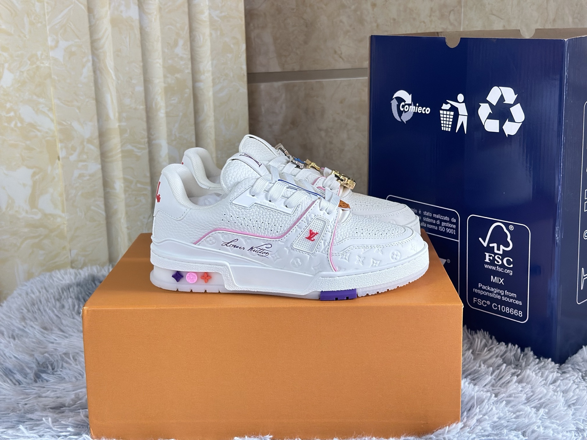 NO:730143,(Shoes, bags and hardware accessories are sold, but they are assembled by ourselves) (Return without accessories - 20) Exploding new colors in stock Louis Vuitton Trainer size women's 35-40  Advanced shoemaking technology interprets sports aesthetics. The body of the shoe is made of grained calfskin and Monogram canvas, which has been tanned for a century to achieve a flexible luster. Enamel-coated metal shoelace holes, gear-shaped rubber outsole and hand-stitched wave quilting are integrated into the brand archive details. Pebble pattern  The soft lining and three-dimensional tongue ensure all-day comfort, and the embossed Monogram flowers and V-shaped stitching hide ingenuity. Each pair is made through 200 processes, balancing retro style and contemporary style, creating a collectible item with both artistic value and practical function.,louis  vuitton,cowhide19860909（出鞋包五金配饰,但自主装配）（退货没有配饰-20） 炸裂新色 现货 Louis Vuitton Trainer 尺码女35-40 高级制鞋工艺诠释运动美学,鞋身甄选粒面小牛皮与Monogram帆布,经百年鞣制工艺呈现柔韧光泽.珐琅涂层金属鞋带孔、齿轮状橡胶大底及手工缝制波浪绗缝,融入品牌档案库细节.鹅卵石纹内衬软垫与立体鞋舌确保全天舒适,浮雕Monogram花卉与V字形车线暗藏匠心.每双历经200道工序打造,平衡复古格调与当代型格,成就兼具艺术价值与实用功能的收藏级单品,,louis vuitton,cowhide,Men's shoes