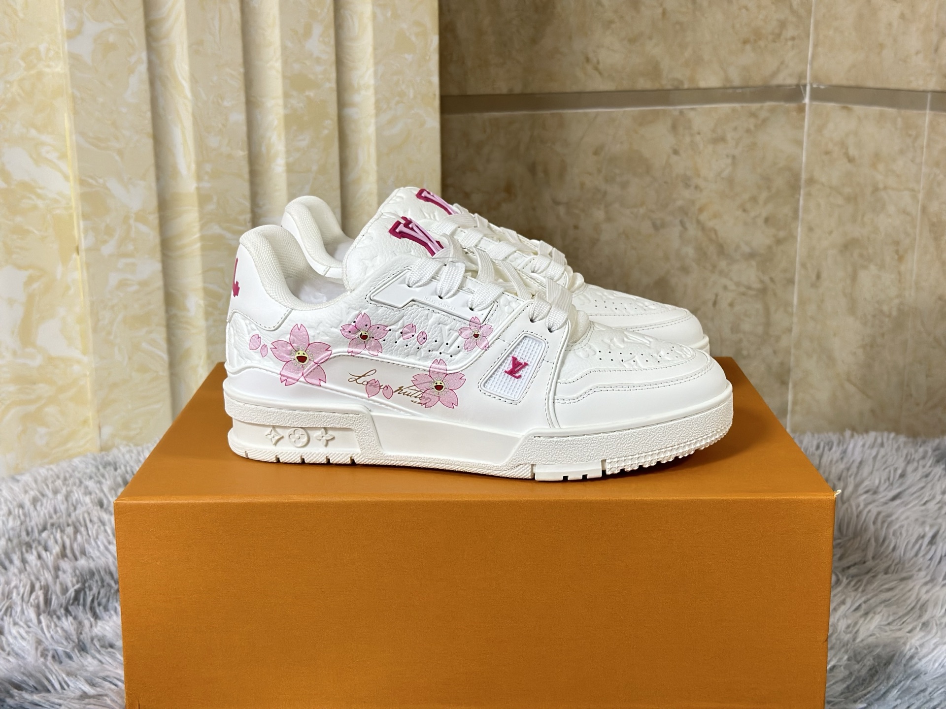 NO:730149,High version in stock LOUIS VUITTON Trainer, a micro-leather work of art that goes beyond sports shoes. Sizes for women 35-40. Its construction philosophy is rooted in high-end leather goods workshops. The shoe body is like a deconstructed suitcase, using box calf leather, suede and Damier coated canvas for leather inlay craftsmanship. The edges are hand-finished and beeswax stitched. The inner lining is made of Veau.  Velours cashmere leather, and the insole is filled with memory foam and wool blend lining like a custom suit shoulder pad, providing a kind of secret comfort 'supported by luxury'. The outsole is not just rubber, but multi-layered vulcanized rubber that imitates the corners of antique luggage. The surface is sandblasted and hand-brushed to present a warm and moist texture that has been used for many years. The Monogram relief on the side wall is not printed, but is hot-pressed with a micron-level mold, and each hollow is precisely corresponding to the leather seam.  Ultimately, it combines trunk-making tradition (travel), haute couture (tailoring) and sporty silhouettes (body), becoming an identity metaphor for the 'contemporary wanderer' - wherever your feet touch, there is a show.,, louis vuitton, sneakers, business suit, cowhide, chamois leather19860909高版本 现货 LOUIS VUITTON Trainer,超越运动鞋范畴的微型皮具艺术品. 尺码女 35-40 其构造哲学植根于高级皮具工坊鞋身如一件解构的旅行箱,采用box calf小牛皮、反绒麂皮与Damier涂层帆布进行皮革镶嵌工艺拼贴,边缘经手工床面处理与蜜蜡缝线收边.内衬使用Veau Velours羊绒皮革,鞋垫则如定制西装垫肩般填入记忆海绵与羊毛混纺衬里,提供一种“被奢华承托”的隐秘舒适. 外底并非单纯橡胶,而是模仿古董行李箱包角的多层硫化橡胶,表面进行喷砂与手刷处理,呈现经年使用的温润质感.侧壁的Monogram浮雕并非印花,而是通过微米级模具热压成型,每一处镂空皆精准对应皮革接缝. 最终,它将制箱传统（旅行）、高级成衣（剪裁）与运动轮廓（身体）融于一体,成为一种关于“当代漫游者”的身份隐喻——双脚所及之处,皆是秀场.,,louis vuitton,sneakers,business suit,cowhide,chamois leather,Men's shoes