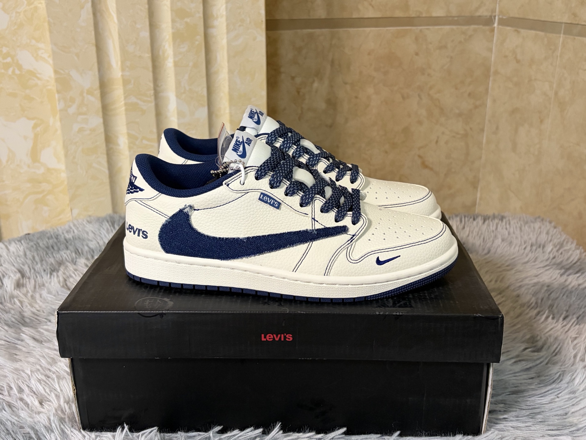 NO:621221,Customized version of Nike Dunk low-top sneakers, sizes 36-45 (including half sizes) Reshape classics with deconstructed aesthetics. The upper is made of layered suede and customized mesh for geometric cutting, and digital direct injection technology is used to accurately present pixelated patterns and abstract letter details. A high-rebound cushioning module is implanted in the midsole, and it is paired with an Ortholite antibacterial insole. It improves the cushioning feel and breathability. The outsole is made of reinforced wear-resistant rubber, combined with multi-directional traction patterns, to achieve a balance of anti-slip and durability. From deconstructed fabrics to the innovative use of functional materials, it perfectly integrates street style and practical performance.,,chamois leather19860909定制版Nike Dunk低帮板鞋 尺码36-45（含半码） 以解构美学重塑经典.鞋面运用分层麂皮与定制网布进行几何切割,通过数码直喷技术精准呈现像素化图案与抽象字母细节.中底植入高回弹缓震模块,搭配Ortholite抗菌鞋垫,显著提升缓震脚感与透气性.外底采用强化耐磨橡胶,结合多向牵引纹路,实现防滑与耐久性的平衡.从解构面料到功能性材料的创新运用,完美融合街头风格与实用性能.,,chamois leather,Men's shoes