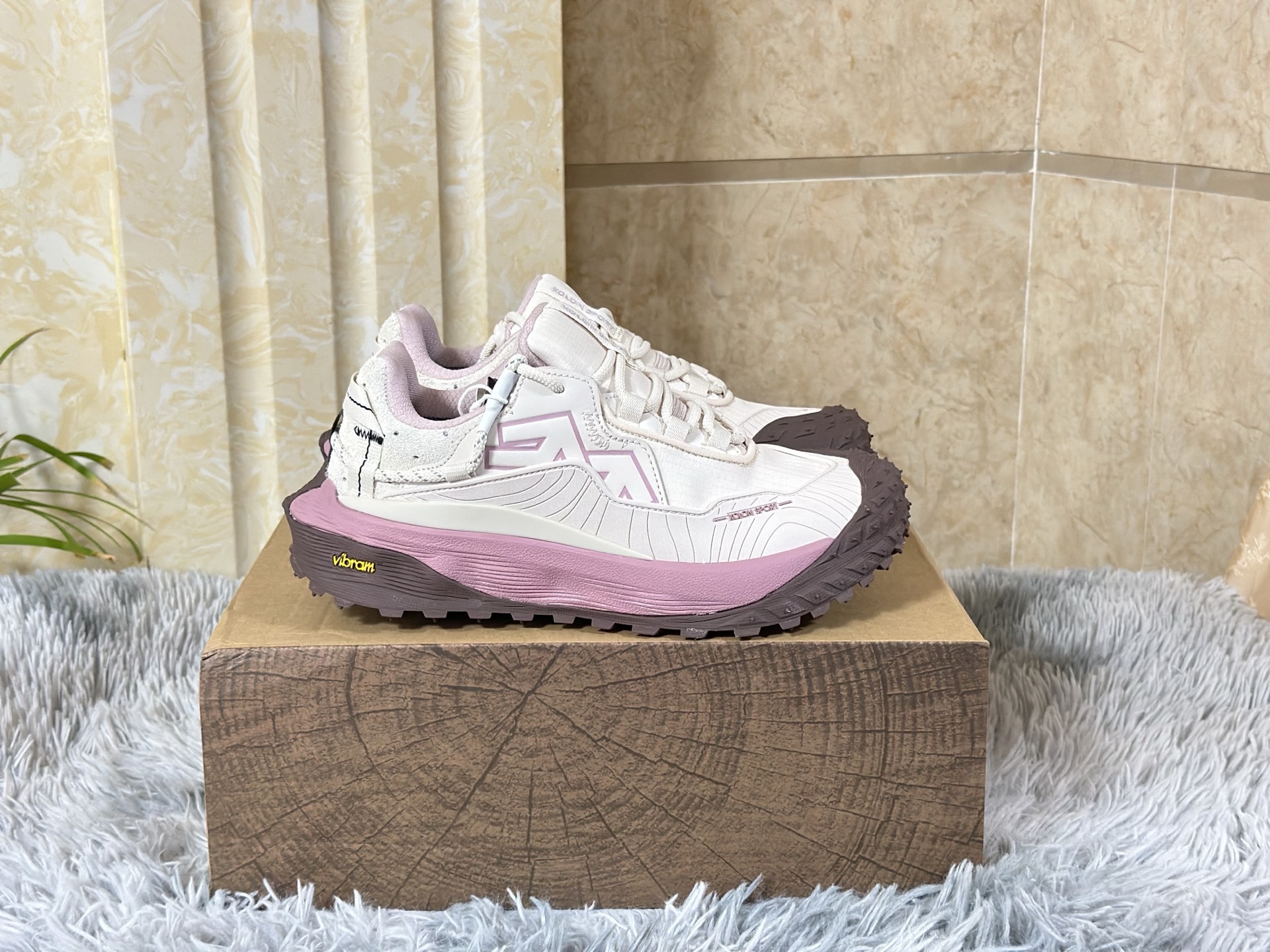 NO:955185,KOLON SPORT LITCAMP MEGA low-top shoes, with a fashionable silhouette, provide all-weather comfort. Available in stock, sizes 36.5-40  The upper is made of high-performance waterproof fabric and wear-resistant synthetic leather, and has been treated with DWR water-repellent treatment to easily cope with changing weather conditions. The midsole is equipped with a lightweight EVA cushioning system to provide soft rebound and long-lasting support. The outsole uses a wear-resistant rubber formula with multi-directional three-dimensional tooth patterns to ensure stable grip on slippery roads and daily terrain. The low-cut design releases ankle flexibility, and the simple silhouette is suitable for a variety of wearing scenarios. From urban commuting to light outdoor exploration, every step is comfortable and calm.19860909可隆KOLON SPORT LITCAMP MEGA 低帮鞋,以时尚廓形承载全天候舒适体验. 现货 尺码36.5-40 鞋面采用高性能防水织物与耐磨合成革拼接,经DWR防泼水处理,轻松应对多变天气.中底搭载轻量化EVA缓震系统,提供柔软回弹与持久支撑.外底运用耐磨橡胶配方,配合多向立体齿纹,在湿滑路面与日常地形中确保稳定抓地力.低帮设计释放脚踝灵活,简约廓形适配多元穿搭场景.从城市通勤到轻户外探索,每一步皆自在从容.,,Men's shoes