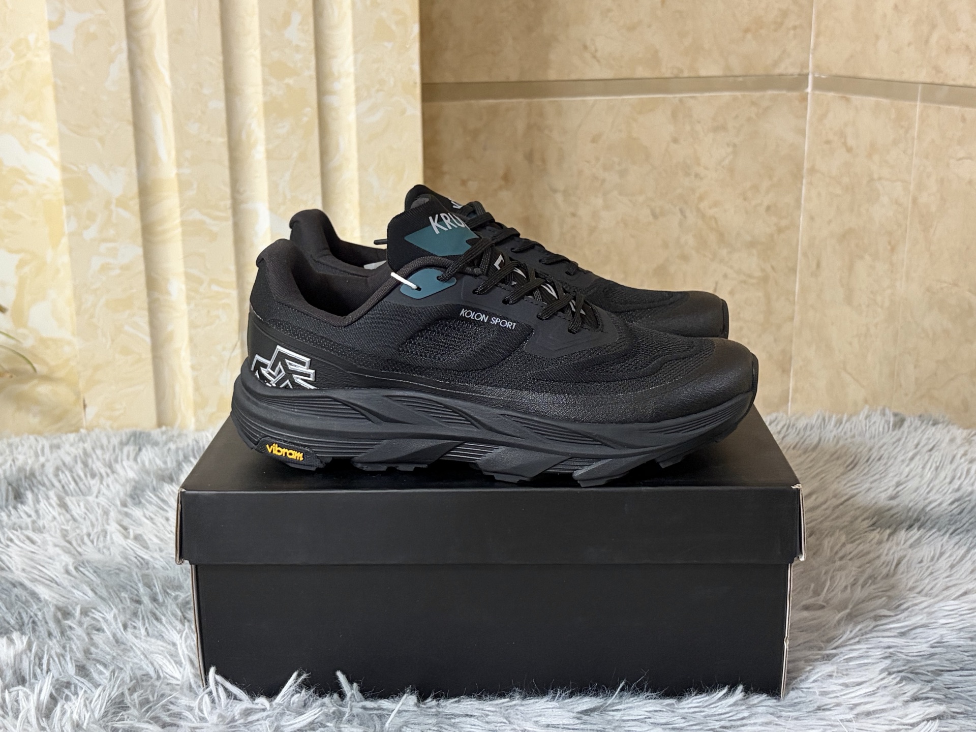 NO:781777,KOLON SPORT KRUST outdoor functional shoes. In stock, size 39-45  The upper is made of recycled mesh, and key areas are covered with a TPU protective layer, which performs its own duties of breathability and wear resistance. The midsole is made of BASF EVA material, which is adjusted to be light and tough, and will not leak during long-term walking. The outsole is Vibram's special formula, with staggered textures, which can bite slippery stone surfaces and soft soil slopes. The shoe collar is thinly lined and does not wear the Achilles tendon. The three layers of materials perform their own duties, without stacking or redundancy, making it a pair of shoes that can be used on the wild road.19860909可隆KOLON SPORT KRUST 户外功能鞋. 现货 尺码39-45 鞋面以再生网布为基底,关键区域覆盖TPU防护层,透气与耐磨各司其职.中底采用巴斯夫EVA材料,调校得轻而韧,长时间行走不泄力.外底为Vibram专用配方,纹路深浅错落,湿滑石面与松软土坡都能咬得住.鞋口薄衬,不磨跟腱.三层材料各司其职,不堆砌,不冗余,就是一双能踏实走野路的鞋.,,Men's shoes