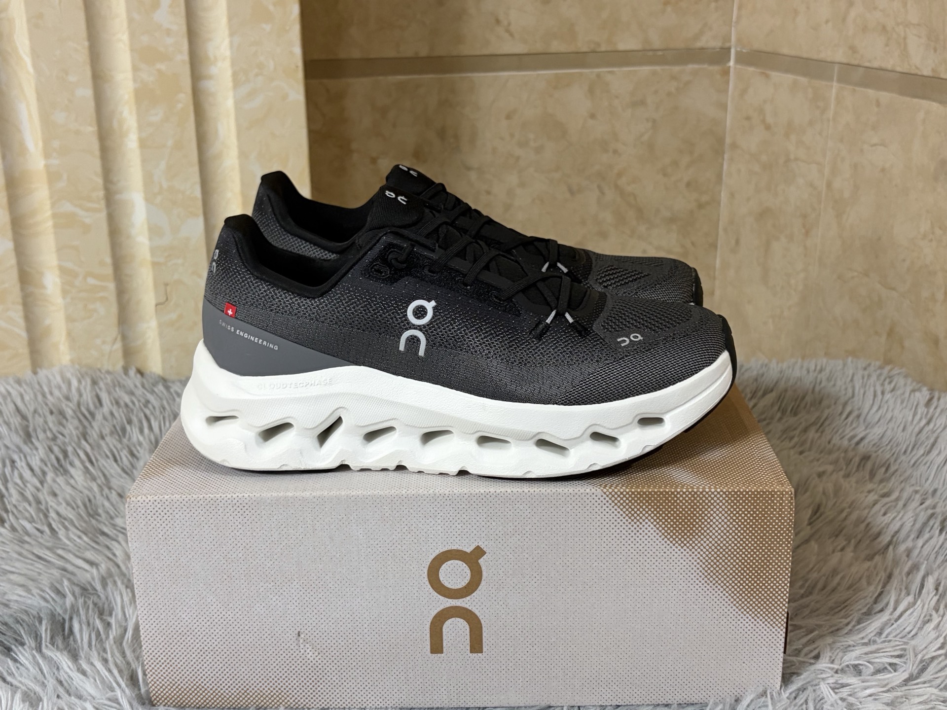 NO:955738,Actual price, high version, in stock, sizes 36-46 (with half sizes), true size 46, overseas lasts, big feet, strong sales in foreign orders. OnCloudtilt uses innovative cushioning technology to reshape the comfortable experience of urban commuting. The main body of the upper is made of high-performance recycled engineering mesh, which has excellent breathability and elastic wrapping feeling. Hot-melt patches are integrated into key parts to provide precise structural support and durability. Its core lies in the newly adjusted Helion  Superfoam foam is cleverly combined with Zero-Gravity cloud modules to achieve an ideal balance between cushioning and rebound. Missiongrip rubber technology is applied to the outsole to bring reliable grip on dry and wet surfaces. From selected materials to original technology, every detail is dedicated to providing a light foot feel like 'walking on the clouds'.19860909实价 高版本 现货 尺码36-46（带半码） 真 46 码海外楦头大脚掌 外单猛销 On昂跑Cloudtilt,以革新缓震科技重塑都市通勤舒适体验.鞋面主体采用高性能再生工程网布,具备出色透气性与弹力包裹感.关键部位融入热熔贴片,提供精准的结构支撑与耐用度.其核心在于全新调校的Helion Superfoam泡棉,与Zero-Gravity云模块巧妙结合,在缓震与回弹间实现理想平衡.外底应用Missiongrip橡胶科技,带来干湿地面上的可靠抓地力.从精选材料到独创科技,每一处细节都致力于提供“漫步云端”般的轻盈脚感.,,Men's shoes