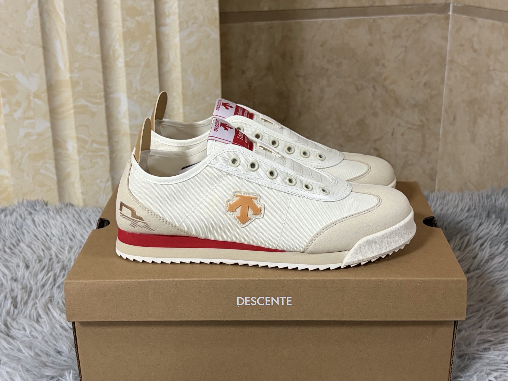 NO:889009,Slip-ons in stock, sizes 36-44 (with half sizes) Descente CHRON TEMPO SLIP-ON, in the shape of a slip-on, reshapes the relaxed rhythm of urban walking.  The shoe body is made of canvas and fabric splicing fabrics, which is light and breathable. The iconic arrow logo on the side injects retro genes in a low-key manner. The heel design allows for easy putting on and taking off and freedom of styling. Just step in and start off in seconds. Ortholi is built into the core.  The te cloud insole and lightweight IP midsole make the feet feel as soft and elastic as sinking into the clouds, and the soles of the feet will not be sore after walking for a long time. The low-cut silhouette is suitable for the casualness of jeans and the looseness of wide-leg pants, allowing comfort and style to flow naturally between steps.,,jeans19860909一脚蹬 现货 尺码36-44（带半码） 迪桑特 CHRON TEMPO SLIP-ON,以一脚蹬之形,重塑都市漫步的松弛节奏. 鞋身精选帆布与织物拼接面料,轻盈透气,侧身标志性箭头Logo于低调中注入复古基因.可踩跟设计兼顾便捷穿脱与造型自由,一脚蹬入,秒速出发.核心内置Ortholite云朵鞋垫与轻量化IP中底,脚感软弹如陷云端,长时间行走足底不酸.低帮利落廓形,适配牛仔裤的随性与阔腿裤的松弛,让舒适与风格在步履间自然流转.,,jeans,Men's shoes