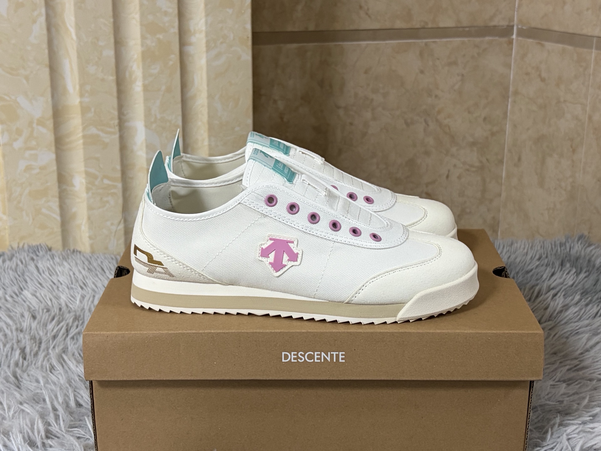 NO:889001,A slip-on for the next day. Sizes 36-40 (with half sizes included) Descente CHRON TEMPO SLIP-ON, in the shape of a slip-on, reshapes the relaxed rhythm of urban walking.  The shoe body is made of canvas and fabric splicing fabrics, which is light and breathable. The iconic arrow logo on the side injects retro genes in a low-key manner. The heel design allows for easy putting on and taking off and freedom of styling. Just step in and start off in seconds. Ortholi is built into the core.  The te cloud insole and lightweight IP midsole make the feet feel as soft and elastic as sinking into the clouds, and the soles of the feet will not be sore after walking for a long time. The low-cut silhouette is suitable for the casualness of jeans and the looseness of wide-leg pants, allowing comfort and style to flow naturally between steps.,,jeans19860909一脚蹬隔天 尺码36-40（带半码） 迪桑特 CHRON TEMPO SLIP-ON,以一脚蹬之形,重塑都市漫步的松弛节奏. 鞋身精选帆布与织物拼接面料,轻盈透气,侧身标志性箭头Logo于低调中注入复古基因.可踩跟设计兼顾便捷穿脱与造型自由,一脚蹬入,秒速出发.核心内置Ortholite云朵鞋垫与轻量化IP中底,脚感软弹如陷云端,长时间行走足底不酸.低帮利落廓形,适配牛仔裤的随性与阔腿裤的松弛,让舒适与风格在步履间自然流转.,,jeans,Men's shoes