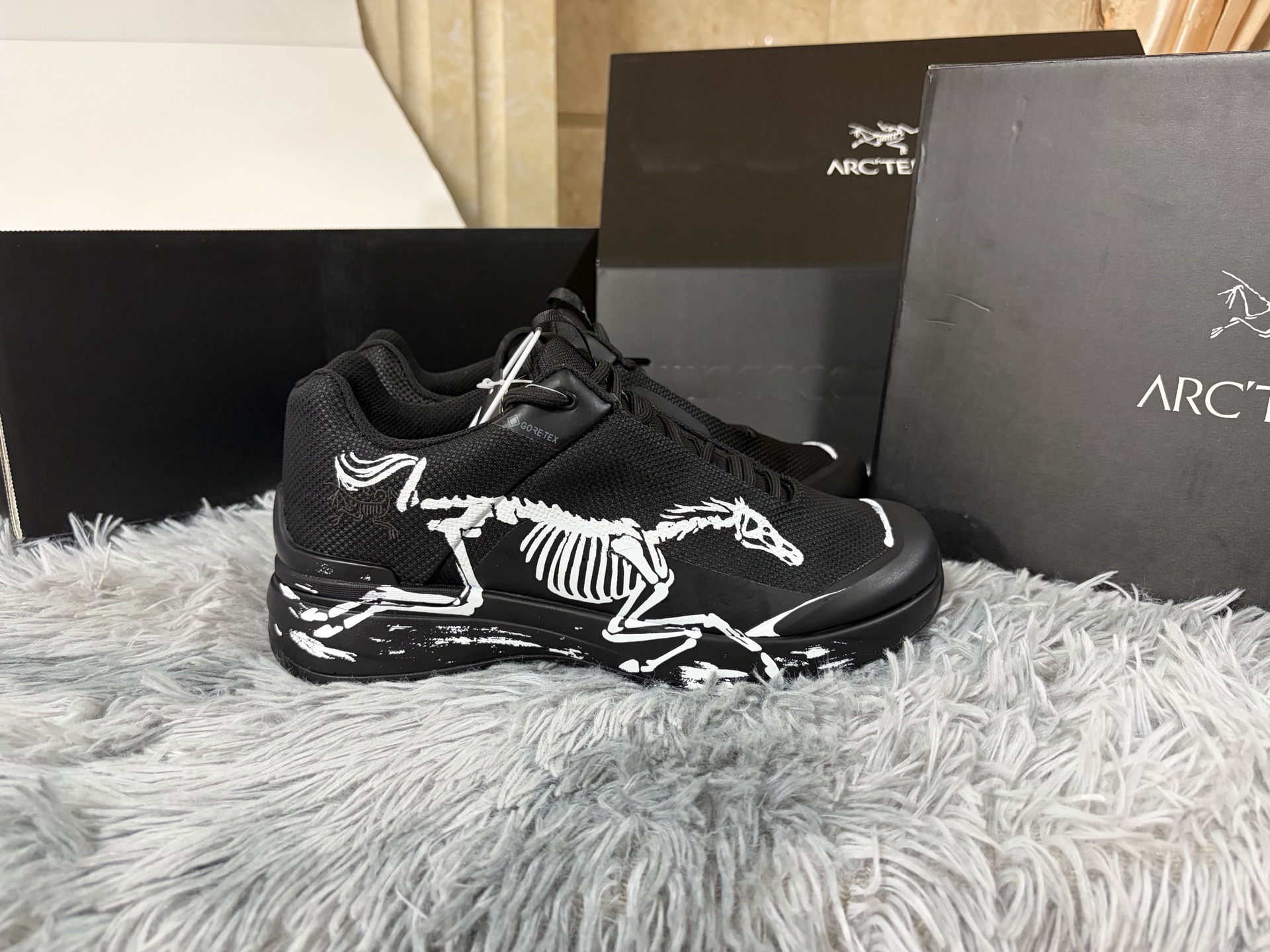 NO:955213,In stock, sizes 39-45 ARC'TERYX × BEAMS SYLAN PRO M, recasting the functional aesthetics of mountain racing from a Japanese trend perspective.  The whole body of the shoe is dipped in pure black, with a small amount of gray embedded in the midsole. The white Arc'teryx logo on the side and the brand logo on the shoe mouth outline the layers in a restrained manner, condensing the co-branding recognition between black and white. The upper is made of highly breathable technical mesh fabric, with an elastic knitted collar, which has both light fit and anti-sandstone intrusion functions. The core is equipped with InFuse dual-density midsole (EVA and polyolefin composite), combined with radical Rocker  The Geometry curved rolling structure provides continuous propulsion and impact absorption in rugged terrain. The outsole uses Vibram Megagrip wet non-slip rubber and LITEBASE lightweight technology, with customized multi-directional lug patterns that can lock in grip on slippery rock surfaces and loose soil slopes. From the precision structure of mountain racing to the Japanese trend aesthetic of black bottom, it is not only a pair of running shoes, but also a style statement that spans mountains and streets., arc'teryx19860909现货 尺码 39-45 ARC'TERYX × BEAMS SYLAN PRO M,以日本潮流视角重铸山地竞速的机能美学. 鞋身通体浸染纯粹黑色,中底嵌合少量灰色,侧面白色始祖鸟满标与鞋口品牌标识于克制中勾勒层次,将联名辨识度凝练于黑白之间.鞋面采用高透气科技网眼织物,配合弹性针织鞋领,兼具轻盈贴合与防砂石侵入功能.核心搭载InFuse双密度中底（EVA与聚烯烃复合物）,配合激进Rocker Geometry弧形滚动结构,在崎岖地形中提供持续推进力与冲击吸收.外底采用Vibram Megagrip湿地防滑橡胶与LITEBASE轻量化技术,定制多向凸耳纹路在湿滑岩面与松散土坡皆可锁定抓地.从山地竞速的精密结构到一黑到底的日系潮流审美,不止是一双跑鞋,更是跨越山野与街头的风格宣言.,arc'teryx,Men's shoes