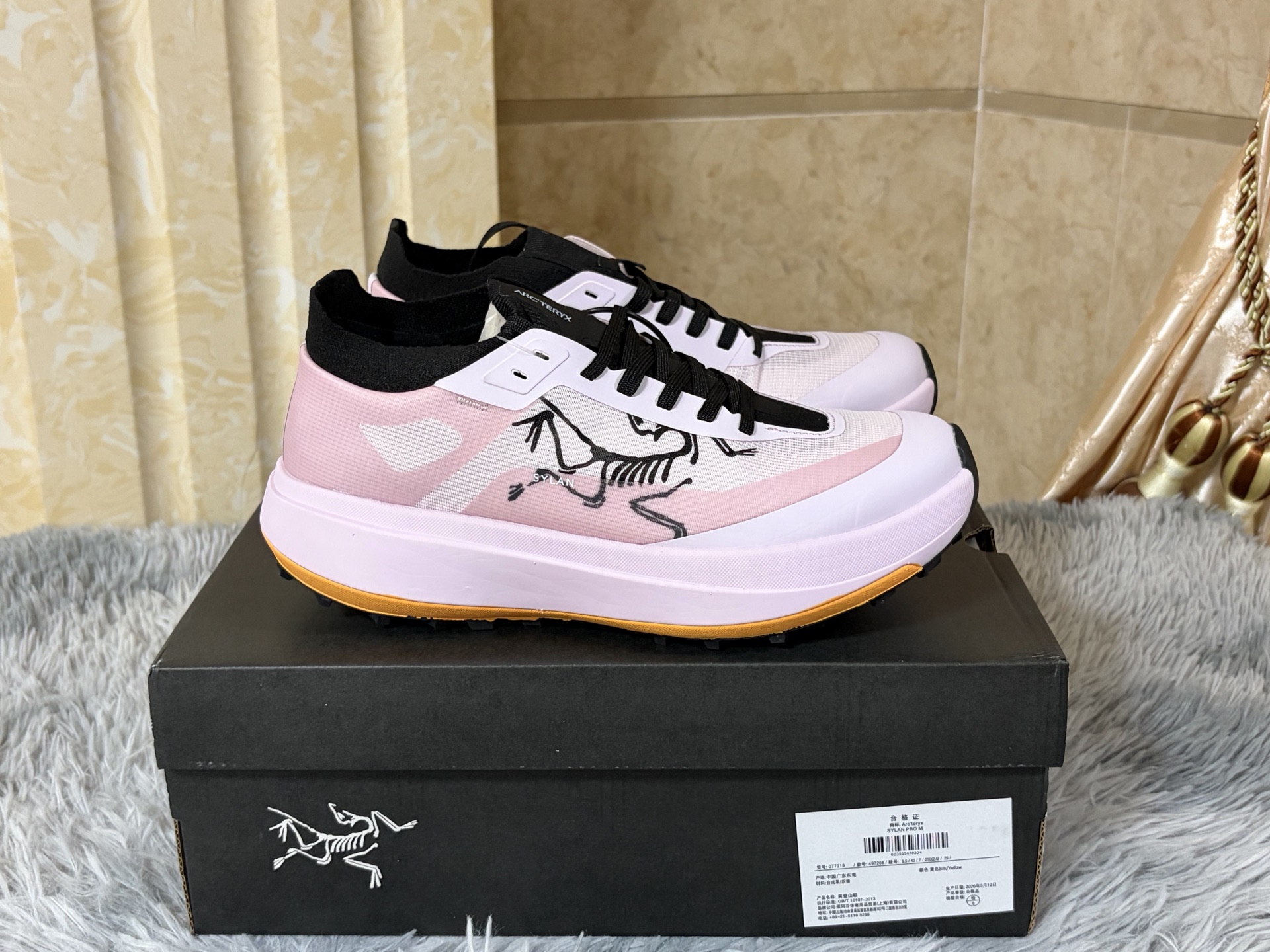 NO:955206,In stock, size 36-40 ARC'TERYX × BEAMS SYLAN PRO M, recasting the functional aesthetics of mountain racing from a Japanese trend perspective.  The whole body of the shoe is dipped in pure black, with a small amount of gray embedded in the midsole. The white Arc'teryx logo on the side and the brand logo on the shoe mouth outline the layers in a restrained manner, condensing the co-branding recognition between black and white. The upper is made of highly breathable technical mesh fabric, with an elastic knitted collar, which has both light fit and anti-sandstone intrusion functions. The core is equipped with InFuse dual-density midsole (EVA and polyolefin composite), combined with radical Rocker  The Geometry curved rolling structure provides continuous propulsion and impact absorption in rugged terrain. The outsole uses Vibram Megagrip wet non-slip rubber and LITEBASE lightweight technology, with customized multi-directional lug patterns that can lock in grip on slippery rock surfaces and loose soil slopes. From the precision structure of mountain racing to the Japanese trend aesthetic of black bottom, it is not only a pair of running shoes, but also a style statement that spans mountains and streets., arc'teryx19860909现货 尺码 36-40 ARC'TERYX × BEAMS SYLAN PRO M,以日本潮流视角重铸山地竞速的机能美学. 鞋身通体浸染纯粹黑色,中底嵌合少量灰色,侧面白色始祖鸟满标与鞋口品牌标识于克制中勾勒层次,将联名辨识度凝练于黑白之间.鞋面采用高透气科技网眼织物,配合弹性针织鞋领,兼具轻盈贴合与防砂石侵入功能.核心搭载InFuse双密度中底（EVA与聚烯烃复合物）,配合激进Rocker Geometry弧形滚动结构,在崎岖地形中提供持续推进力与冲击吸收.外底采用Vibram Megagrip湿地防滑橡胶与LITEBASE轻量化技术,定制多向凸耳纹路在湿滑岩面与松散土坡皆可锁定抓地.从山地竞速的精密结构到一黑到底的日系潮流审美,不止是一双跑鞋,更是跨越山野与街头的风格宣言.,arc'teryx,Men's shoes