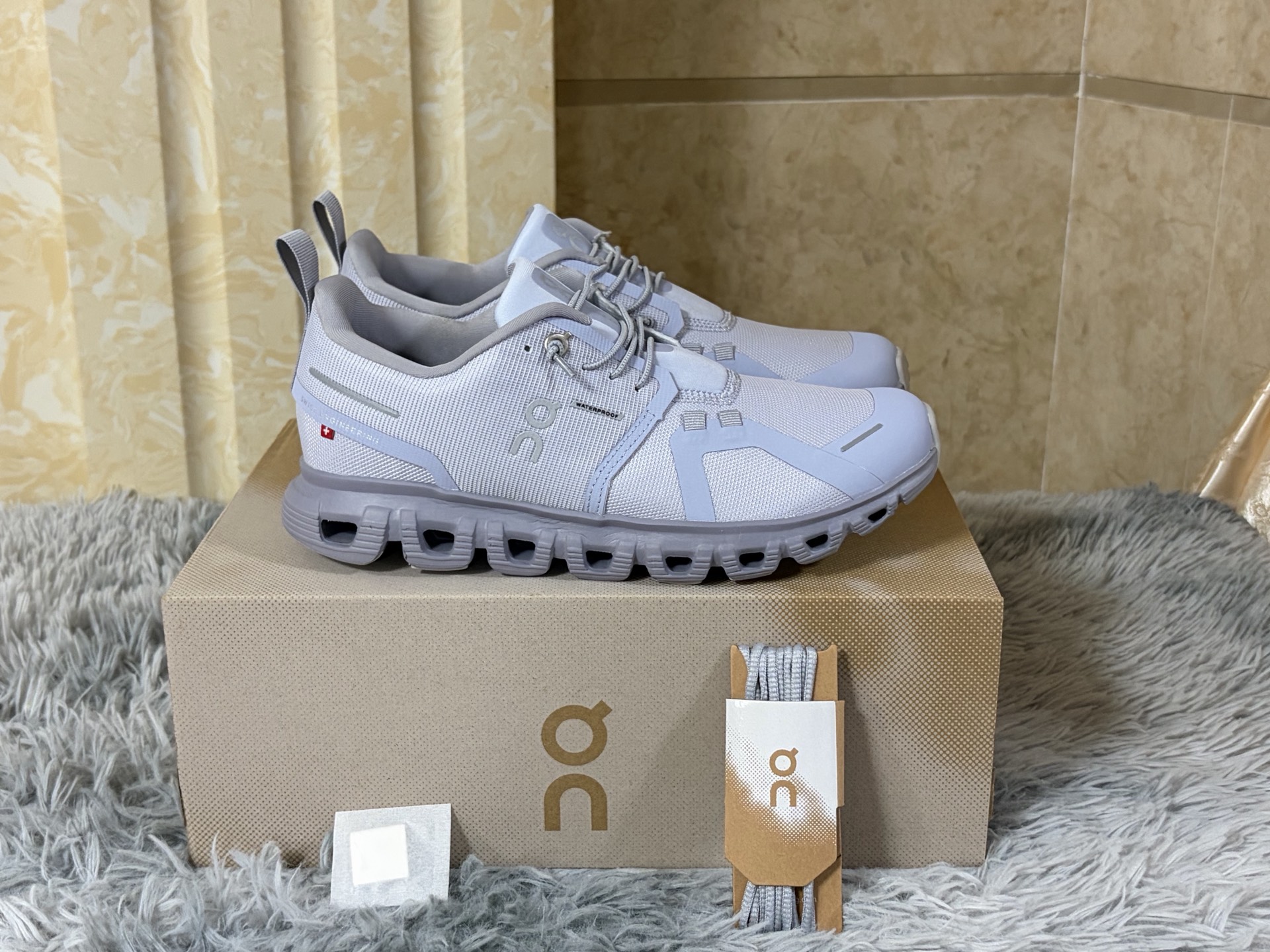 NO:955697,Actual price, ready stock, size 36-45 On Cloud 6, based on Swiss precision, it is an all-weather lightweight companion for urban wanderers.  The upper is made of recycled polyester fiber mesh, and the distribution density of breathable holes has been carefully designed to take into account durability and breathability; the waterproof model has a built-in waterproof membrane and an encrypted mesh structure, so it is not afraid of sudden rains. The widened shoe mouth and sock-type structure can be put on and taken off in one second, and the Speedlace quick lacing system can adjust the tightness at will. The midsole is equipped with Zero-Gravity  CloudTec? cushioning technology and nylon blended Speedboard? propulsion board, 8mm heel drop (27mm at the heel/19mm at the forefoot), light rebound with every step. The rubber block design on the outsole provides stable grip. It is more than just a pair of shoes, but also a leisurely pace from early morning commute to weekend City Walk.19860909实价 现货 尺码 36-45 On Cloud 6,以瑞士精工为骨,为都市漫游者打造的全天候轻盈伙伴. 鞋面采用再生聚酯纤维网眼,透气孔分布密度经过精心设计,兼顾耐用与呼吸感；防水款则内嵌防水膜并加密网眼结构,无惧骤雨突袭.加宽鞋口与袜套式结构一秒穿脱,Speedlace快速系带系统随心调节松紧.中底搭载Zero-Gravity CloudTec?缓震科技与尼龙混纺Speedboard?推进板,8mm掌跟落差（后跟27mm/前掌19mm）,每一步都轻盈回弹.外底相连橡胶块设计提供稳定抓地. 它不止是一双鞋,更是从清晨通勤到周末City Walk的从容节奏.,,Men's shoes