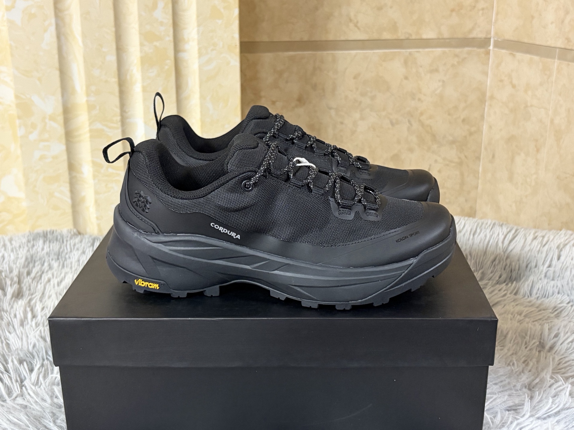 NO:955192,In stock, sizes 36-45 (women's sizes next day) KOLON MA APPROACH VENTI approaching hiking shoes - a precise transition solution for technical sections.  A low-cut approach shoe specially designed for technical terrain in spring and summer. The shoe body is made of lightweight breathable woven uppers with reinforced anti-scratch panels to ensure air convection while resisting gravel scratches. The midsole is equipped with a dual-density EVA cushioning system, which sends force to the front and rear, soft shock release in the forefoot, and lightweight support in the heel; the inner and outer tree-shaped TPU stabilizing pieces provide torsional rigidity and effectively prevent rollover. The core configuration is Vibram MEGAGRIP  The ELITE ultra-non-slip outsole, combined with LITEBASE lightweight technology and TRACTION LUG shark tooth technology, provides competition-level traction on slippery rock surfaces, loose gravel and muddy slopes. ORTHOLITE X60 perforated insoles further improve breathability and antibacterial performance. From commuting in the city to approaching the mountains, it is not only a pair of hiking shoes, but also a reliable fulcrum connecting daily life and the outdoors.19860909现货 尺码 36-45（女码隔天） 可隆 MA APPROACH VENTI 接近徒步鞋 — 技术路段的精准过渡方案. 专为春夏技术性地形设计的低帮接近鞋.鞋身采用轻量透气梭织鞋面,搭配加固防刮裁片,在保证空气对流的同时抵御碎石剐蹭.中底搭载双密度EVA缓震系统,前后分区发力,前掌柔和释震,后跟轻量支撑；内外侧树状TPU稳定片提供抗扭刚性,有效防止侧翻.核心配置为Vibram MEGAGRIP ELITE超止滑大底,配合LITEBASE轻量化技术与TRACTION LUG鲨齿技术,在湿滑岩面、松动碎石与泥泞土坡上提供竞赛级抓地力.ORTHOLITE X60打孔鞋垫进一步提升透气与抑菌表现. 从城市通勤到山野接近,它不止是一双徒步鞋,更是连接日常与户外的可靠支点.,,Men's shoes