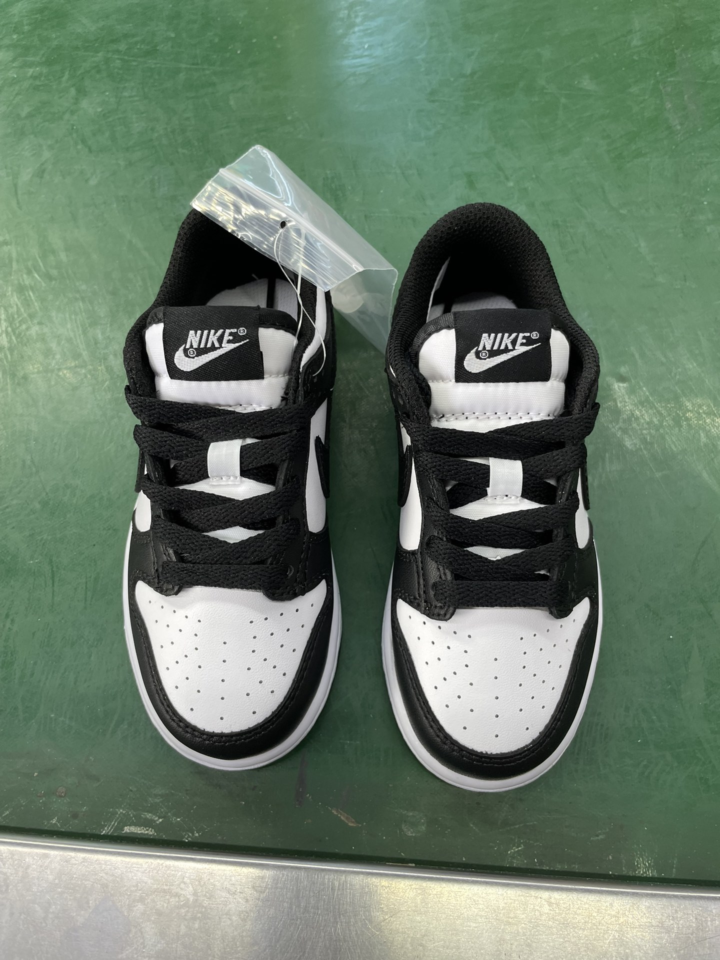 特价清货 🛑📣补货入仓！
童鞋dunk 黑白熊猫
C版大厂出品，比市面小厂童鞋品质好太多了！
尺码27.