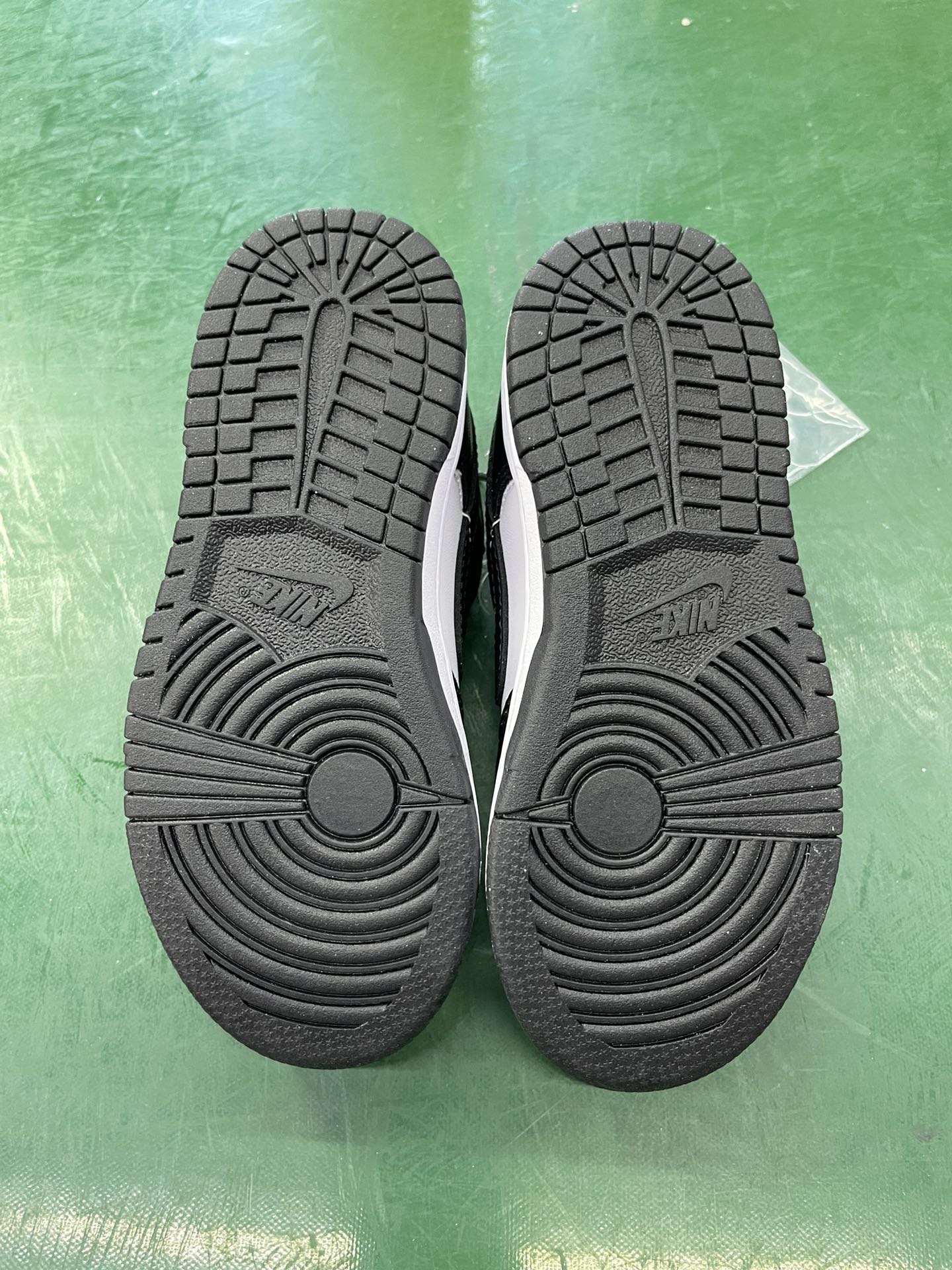 特价清货 🛑📣补货入仓！
童鞋dunk 黑白熊猫
C版大厂出品，比市面小厂童鞋品质好太多了！
尺码27.