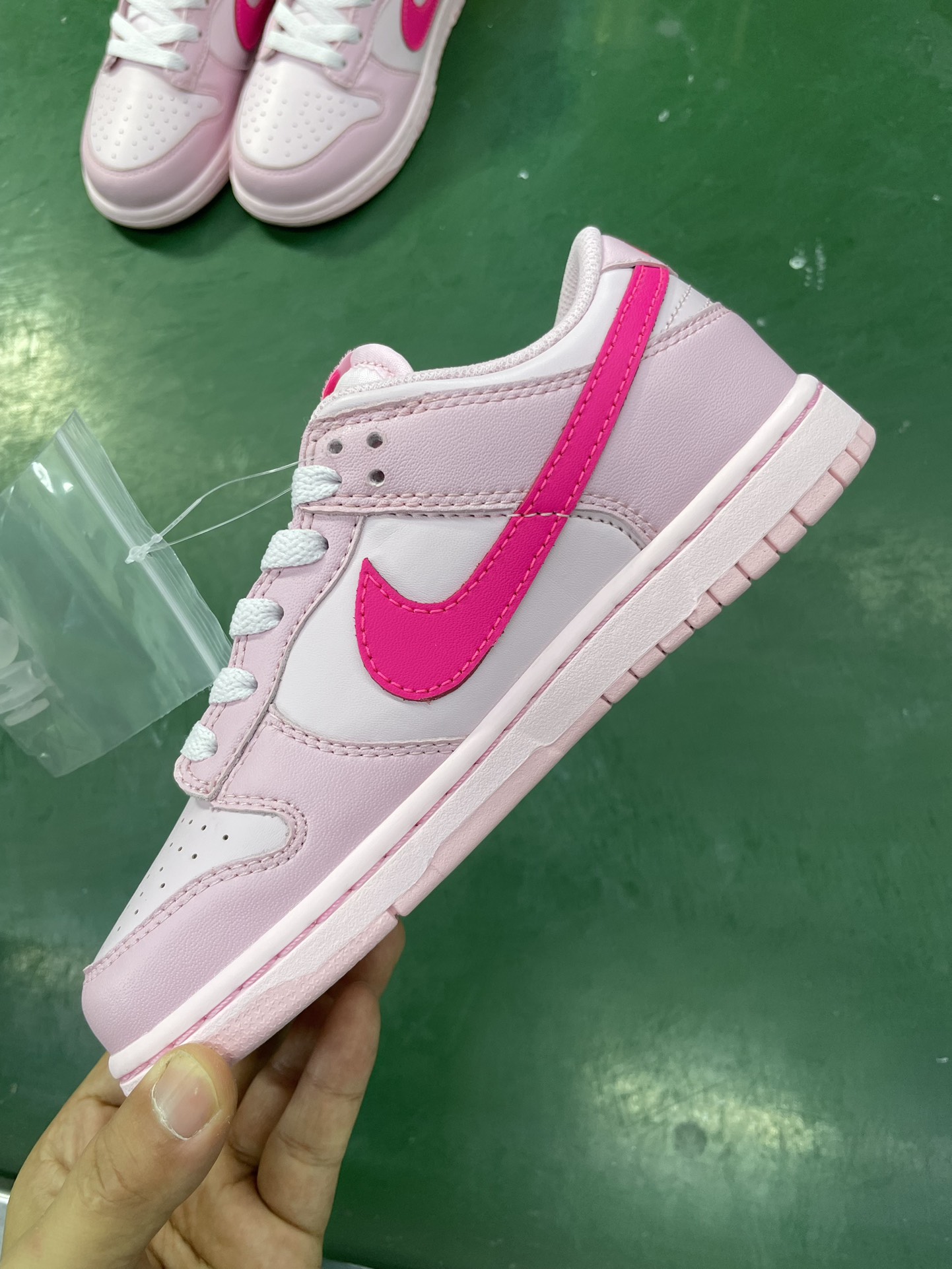 特价清货 🛑🆕新品出货‼️
童鞋dunk 粉色
C版大厂出品，比市面小厂童鞋品质好太多了！
DH9756