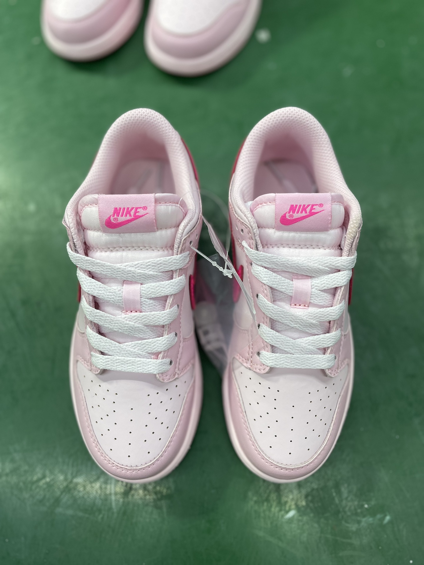 特价清货 🛑🆕新品出货‼️
童鞋dunk 粉色
C版大厂出品，比市面小厂童鞋品质好太多了！
DH9756
