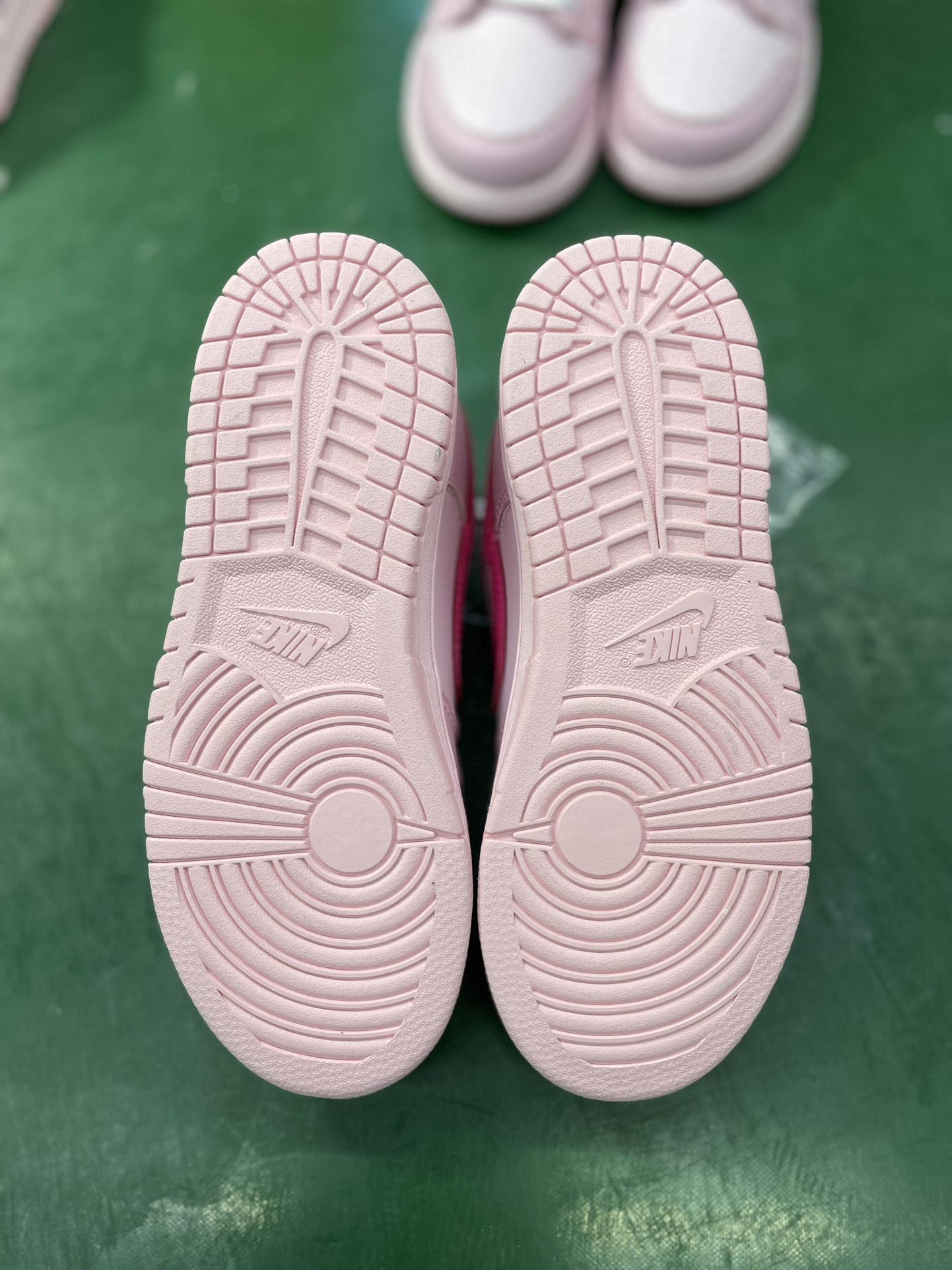 特价清货 🛑🆕新品出货‼️
童鞋dunk 粉色
C版大厂出品，比市面小厂童鞋品质好太多了！
DH9756