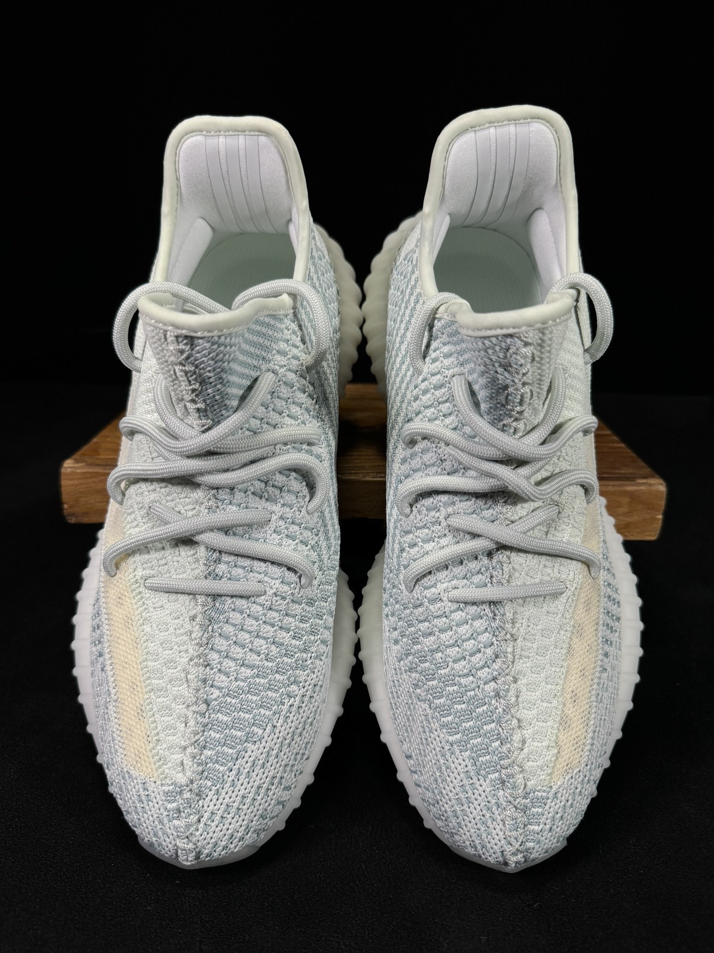 Yeezy350V2冰蓝！限定天使市面椰子销量NO.1真遥遥领先！百万级销量最强性价比版本没有之一！7年