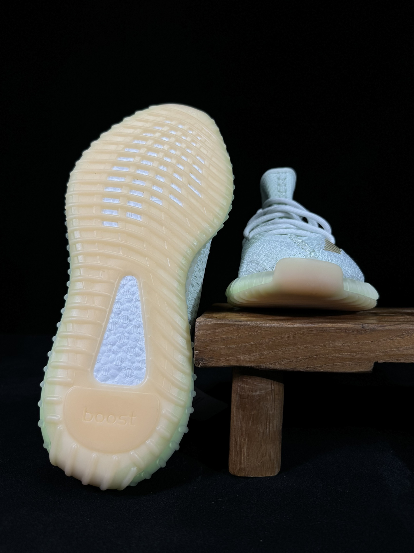 Yeezy350V2亚洲限定！限定天使市面椰子销量NO.1真遥遥领先！百万级销量最强性价比版本没有之一！